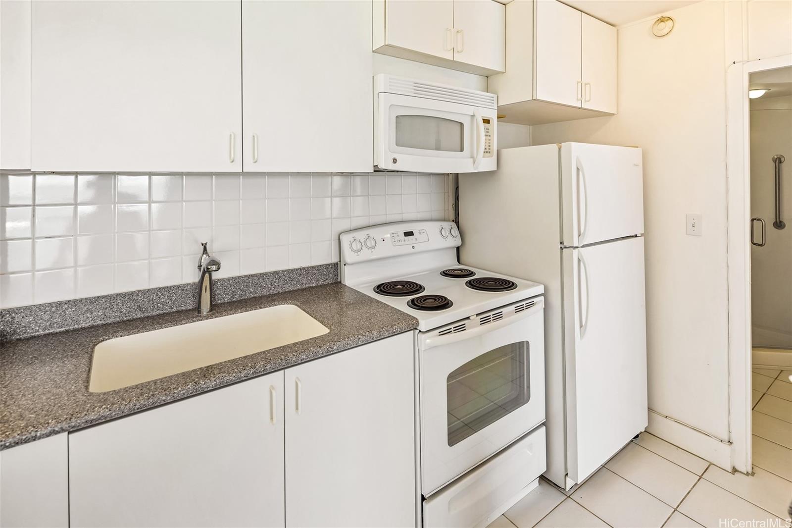 2987 Kalakaua Avenue  Unit 205