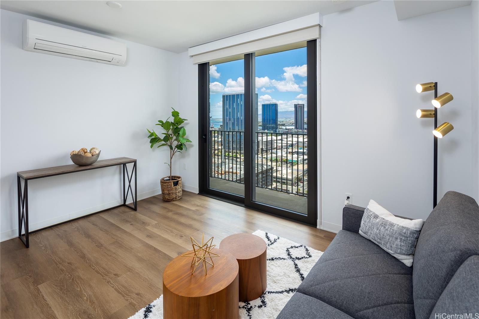 987 Queen Street 2407