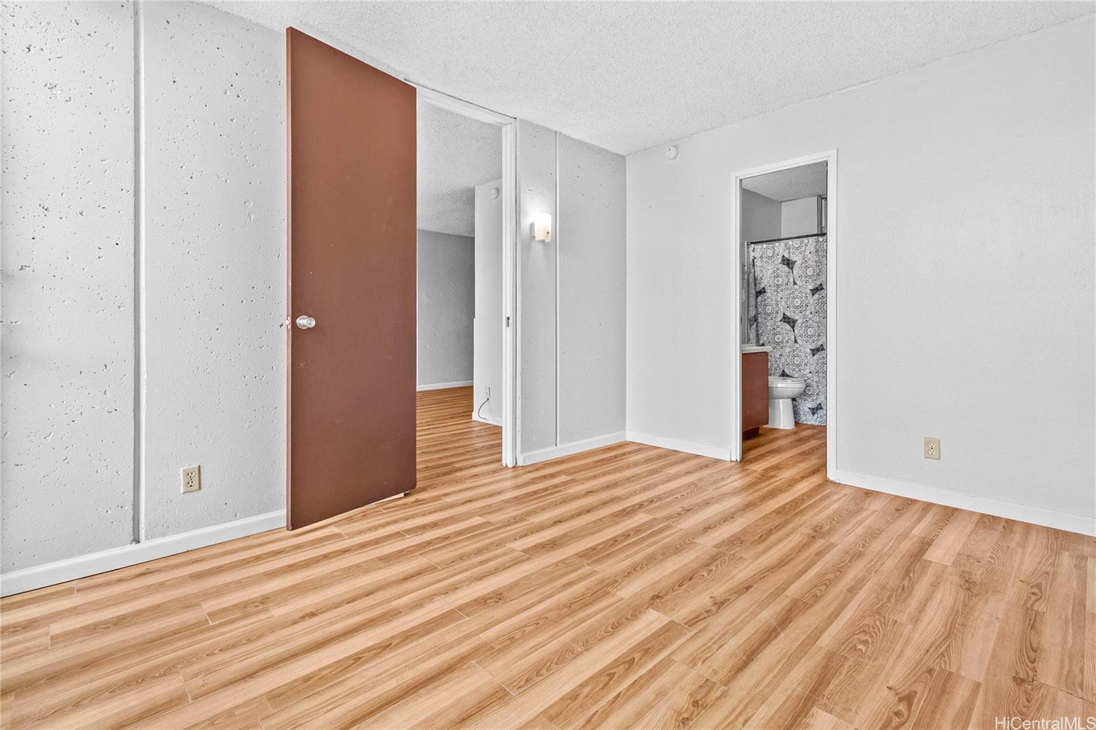 Photo 19 of 25