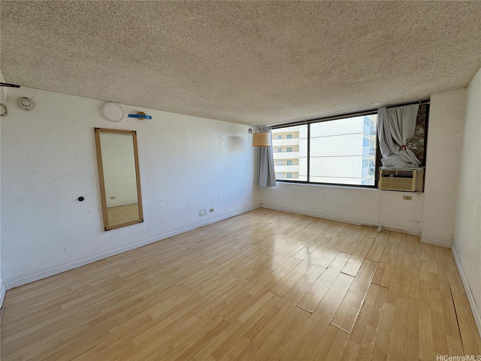 Photo 4 of 24