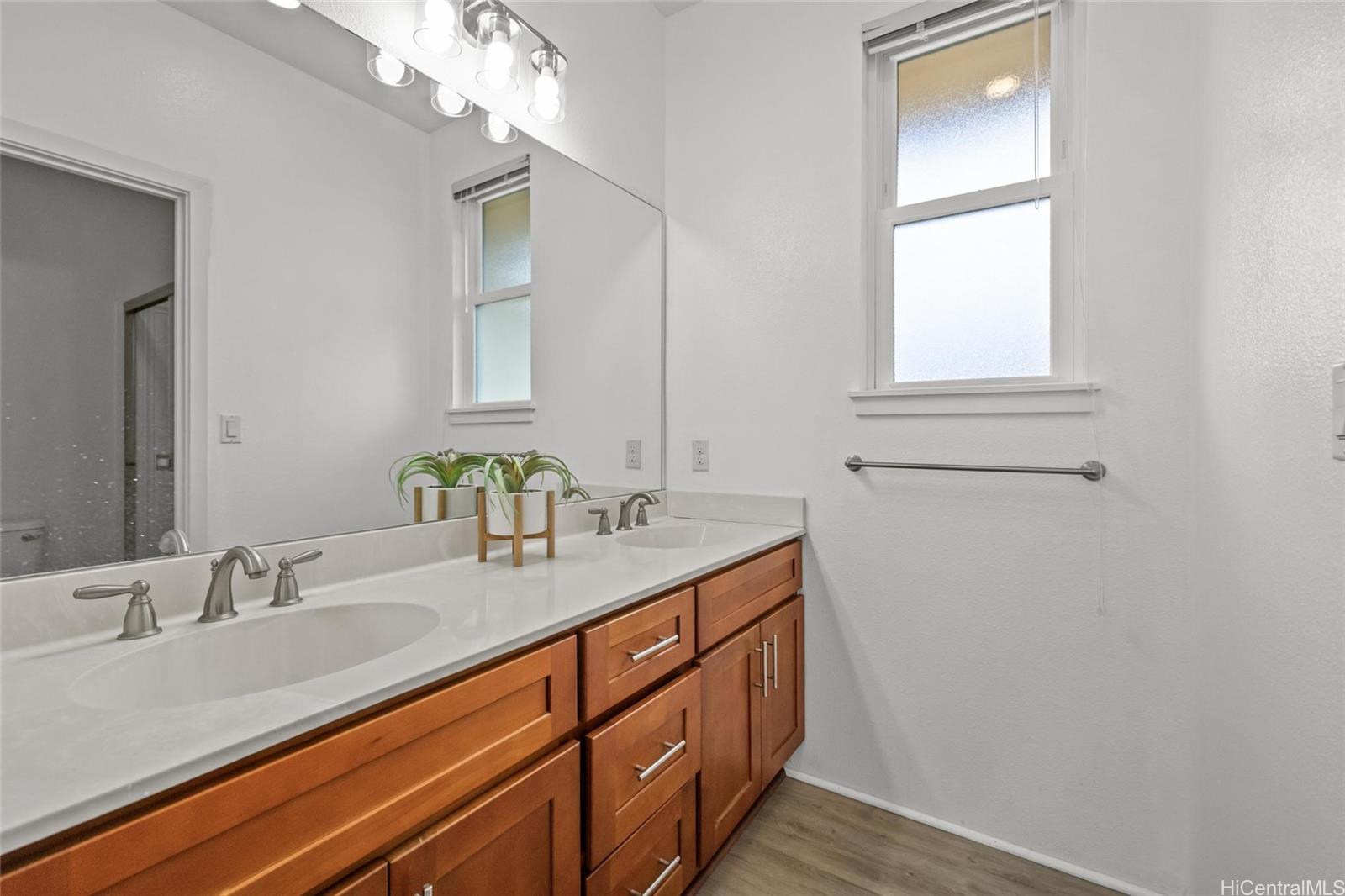 Photo 18 of 25