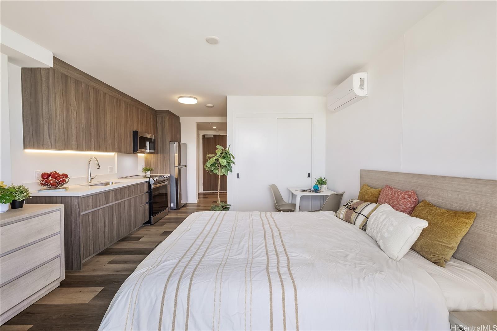 1515 Liona Street  Unit 1808