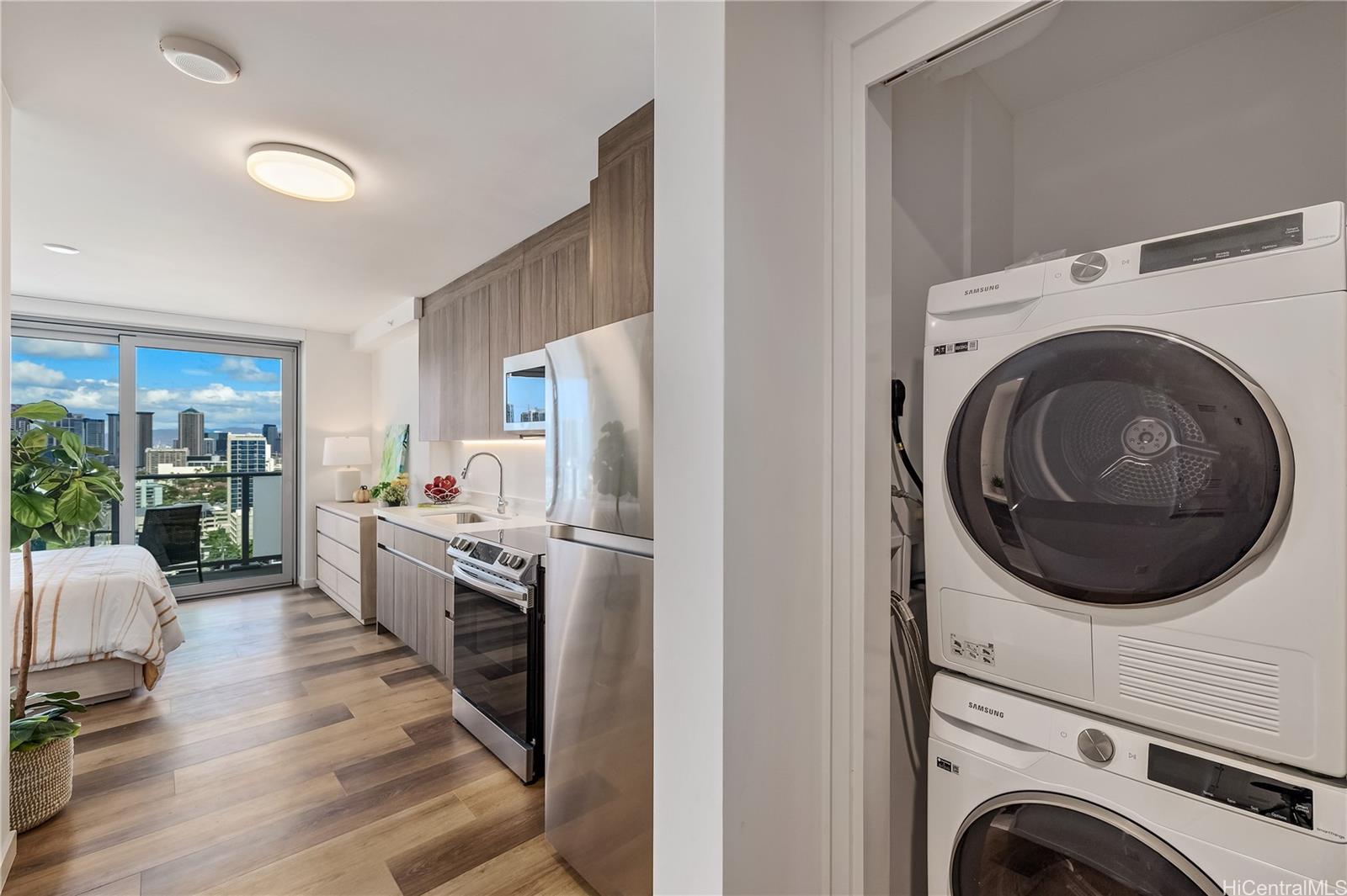1515 Liona Street  Unit 1808
