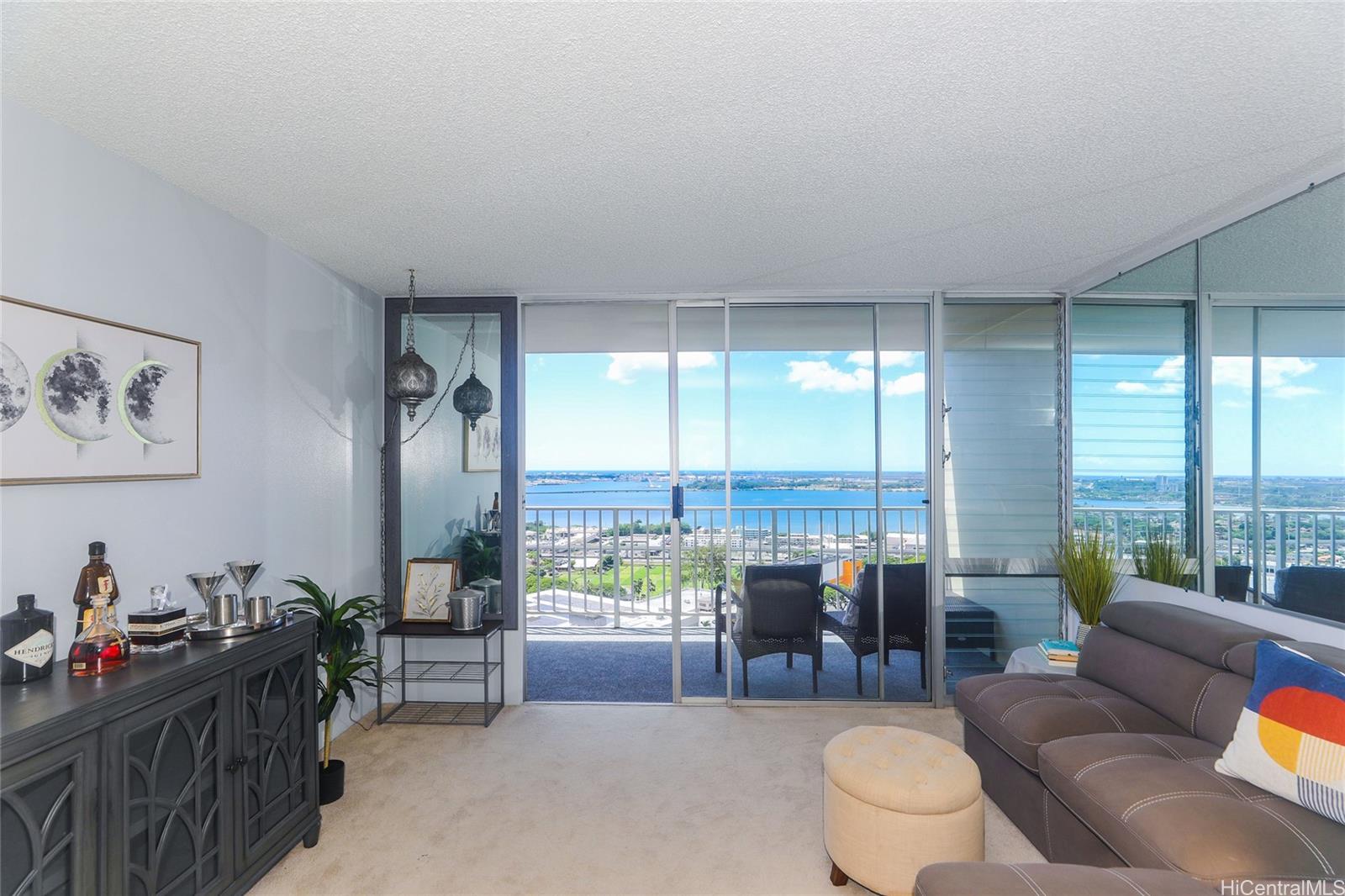 98-99 Uao Place 2206