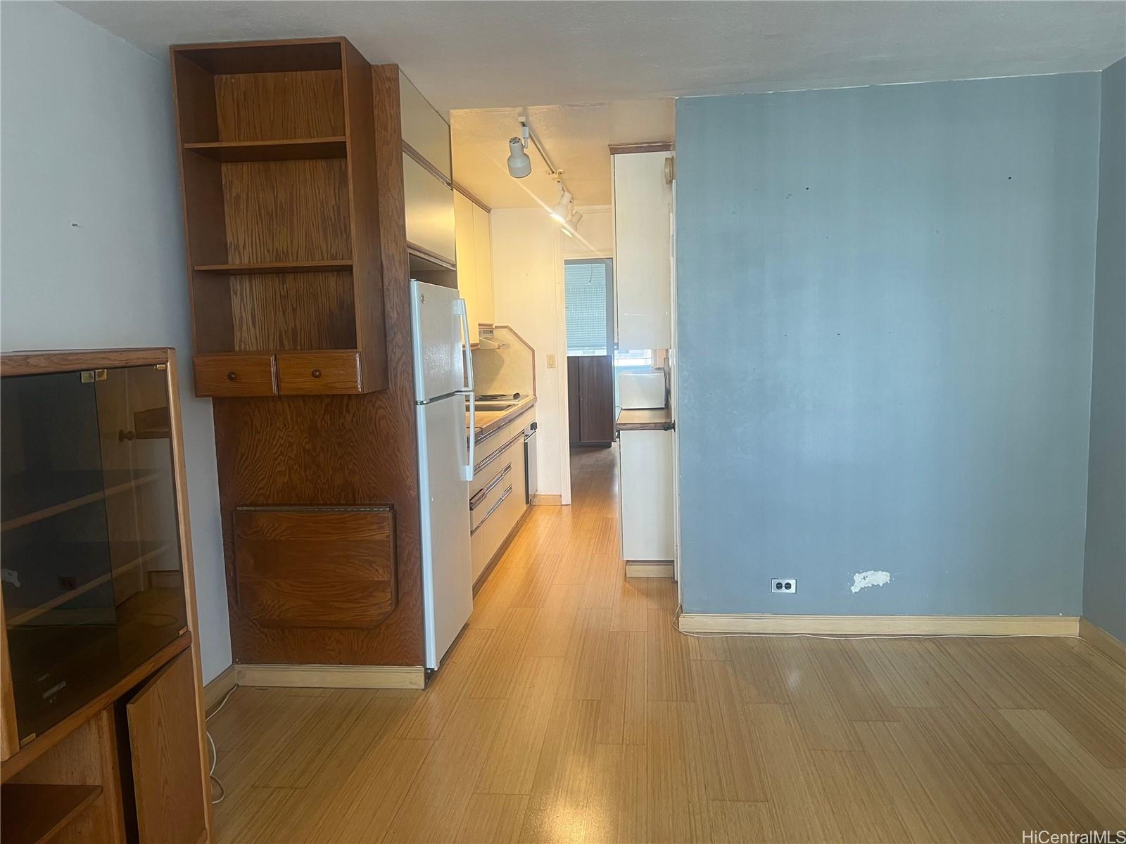 425 Ena Road A1207