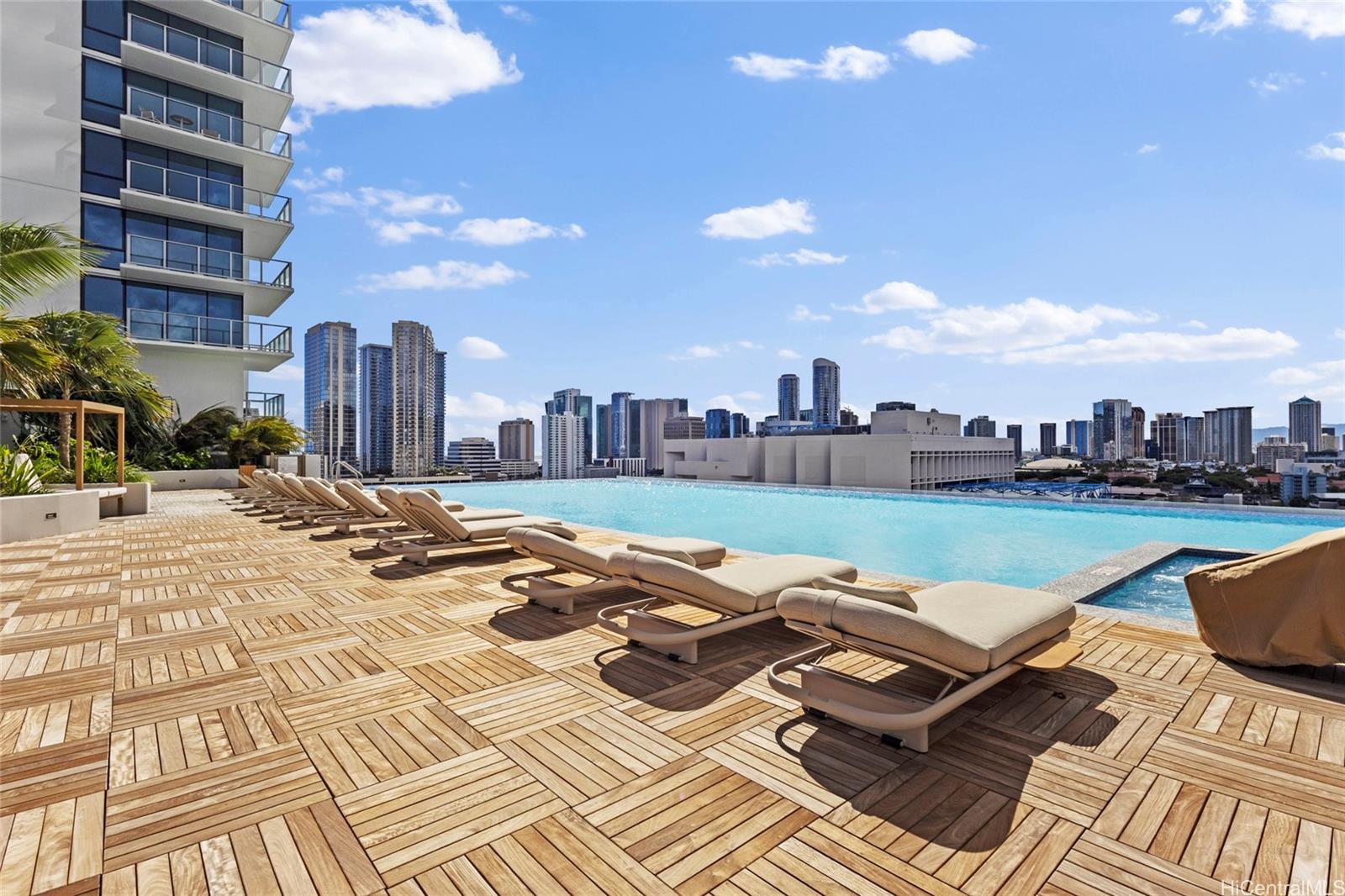 1515 Liona Street  Unit 610