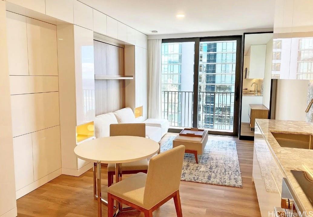 987 Queen Street 2908
