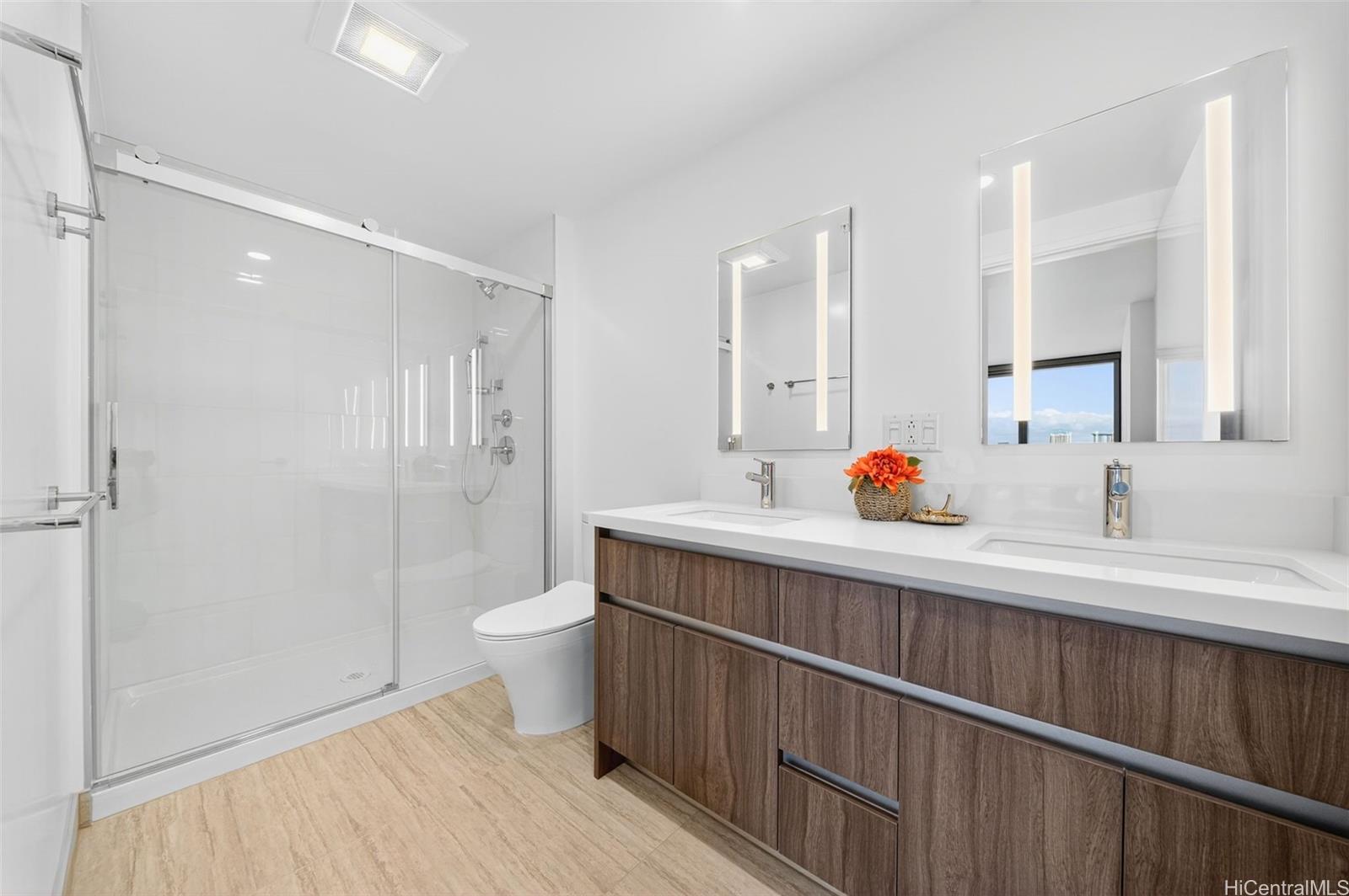 1515 Liona Street  Unit 2100