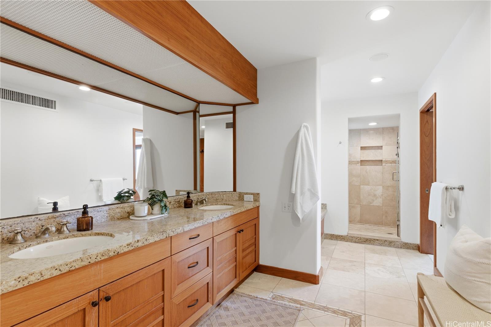 3210 Diamond Head Road  Unit 4