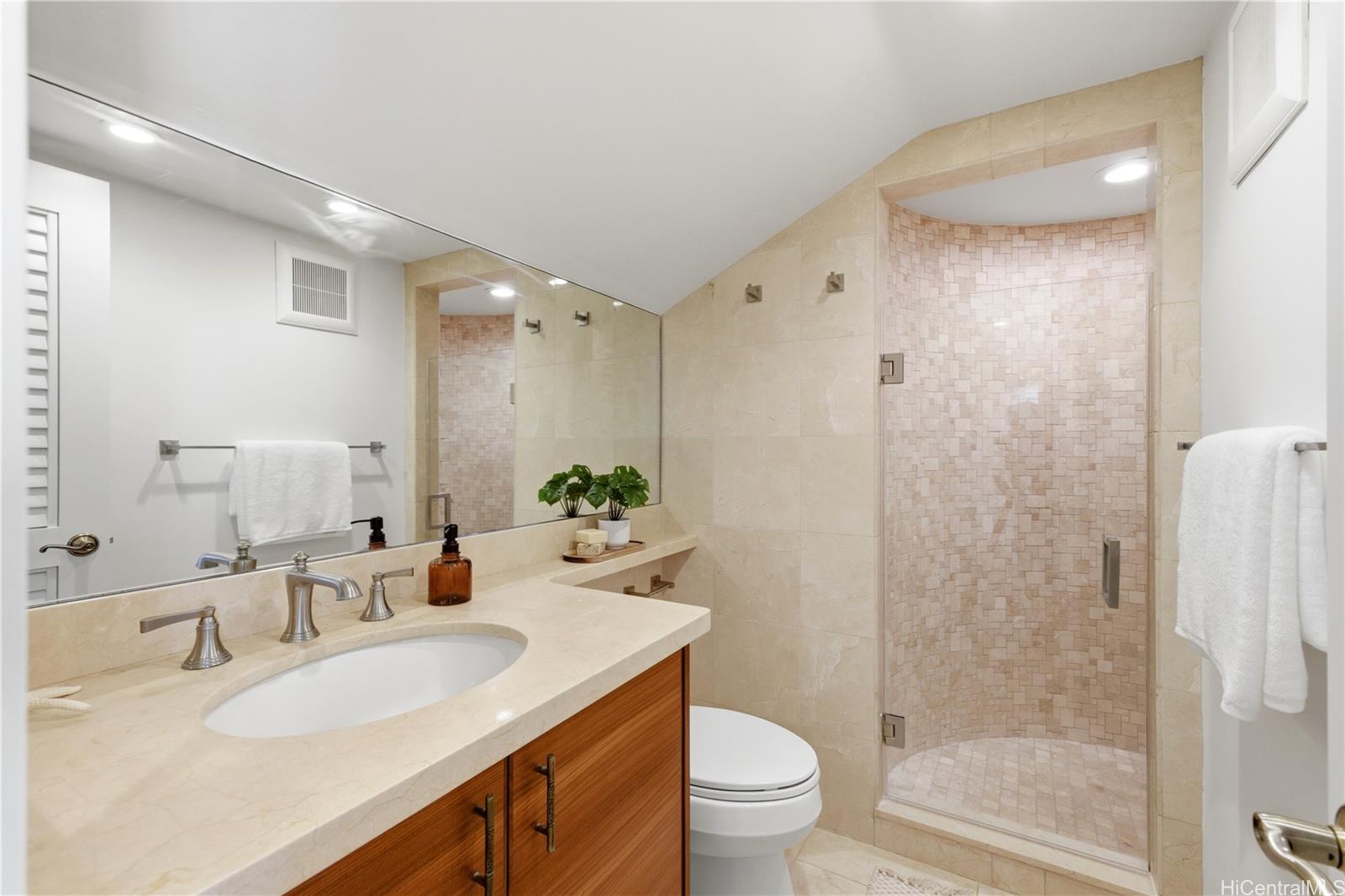 3210 Diamond Head Road  Unit 4
