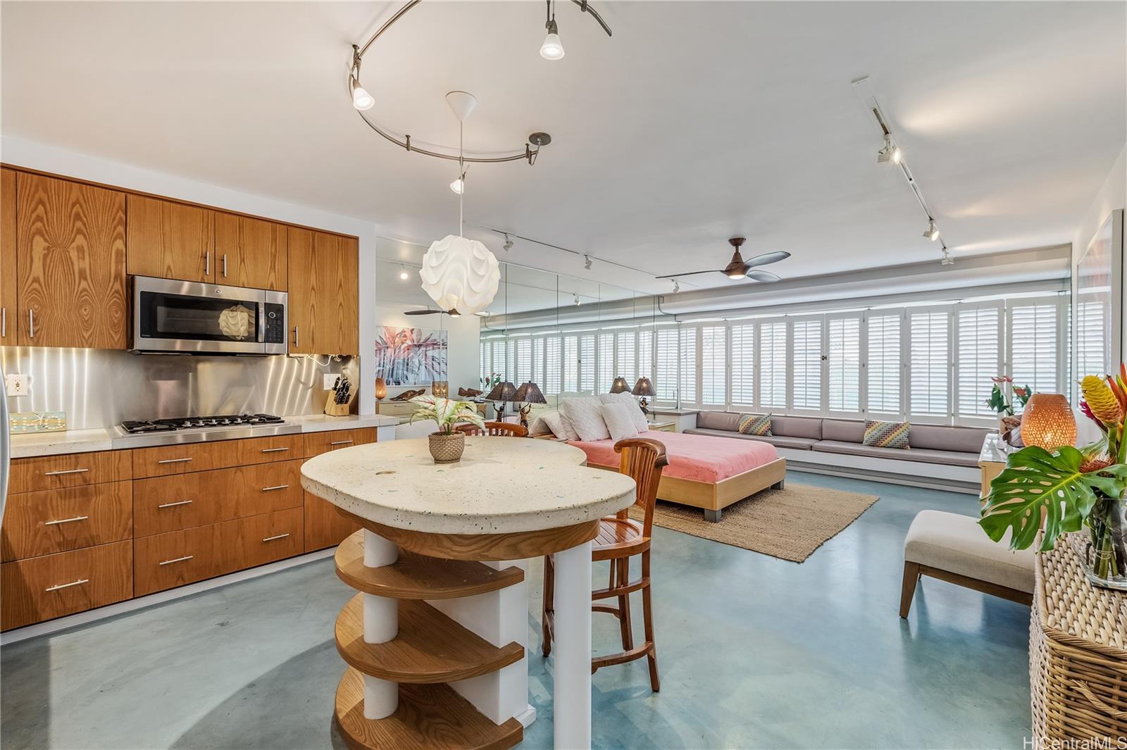 2895 Kalakaua Avenue  Unit 206