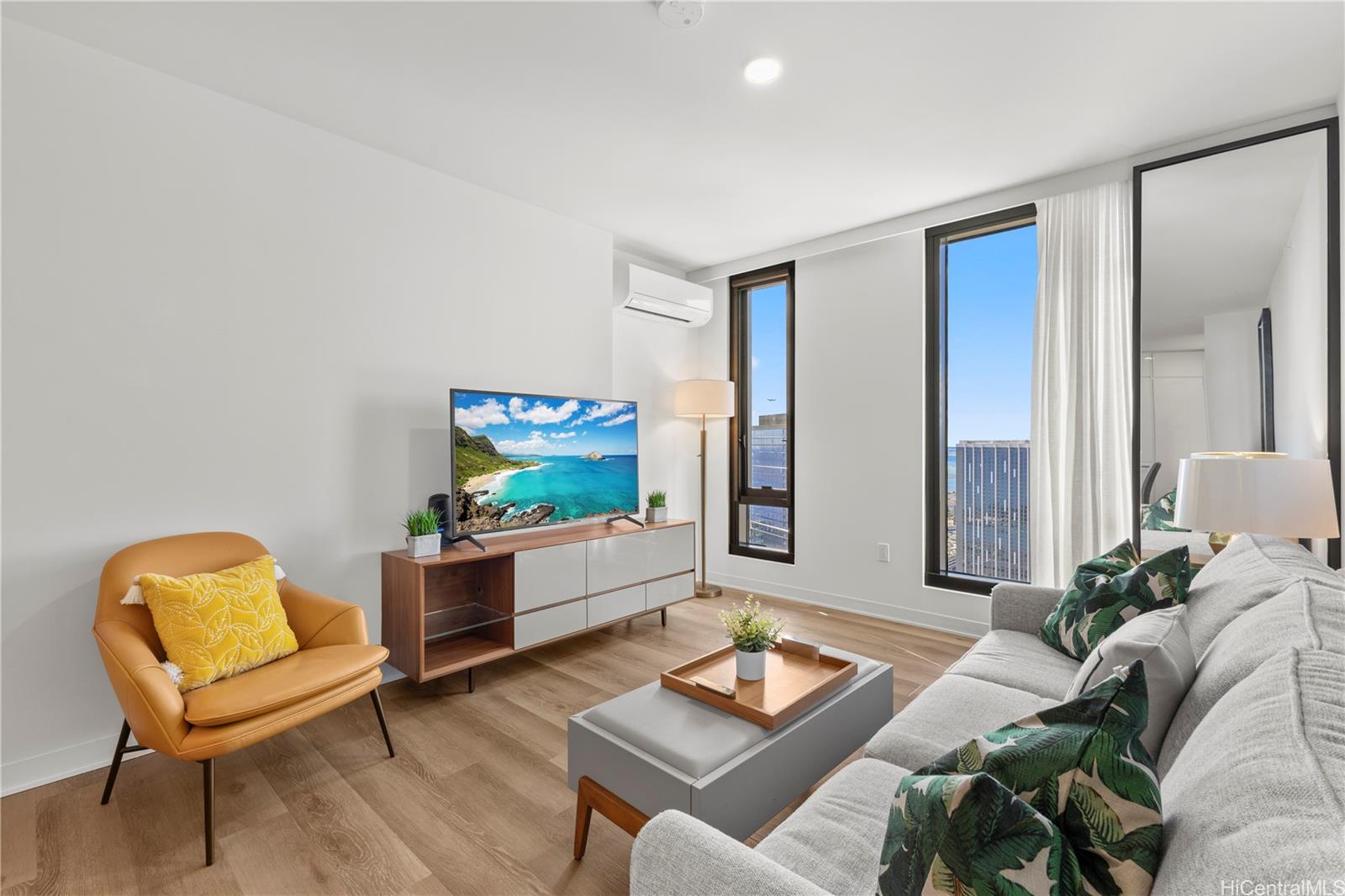 987 Queen Street 4113