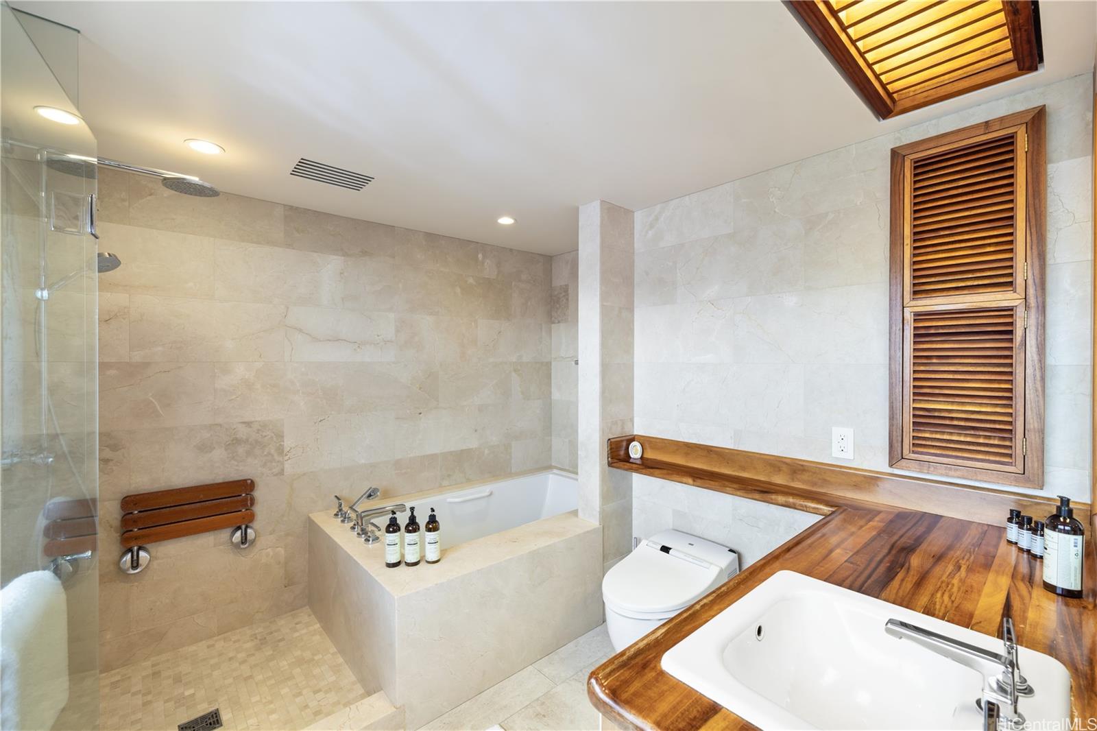 3165 Diamond Head Road  Unit 4
