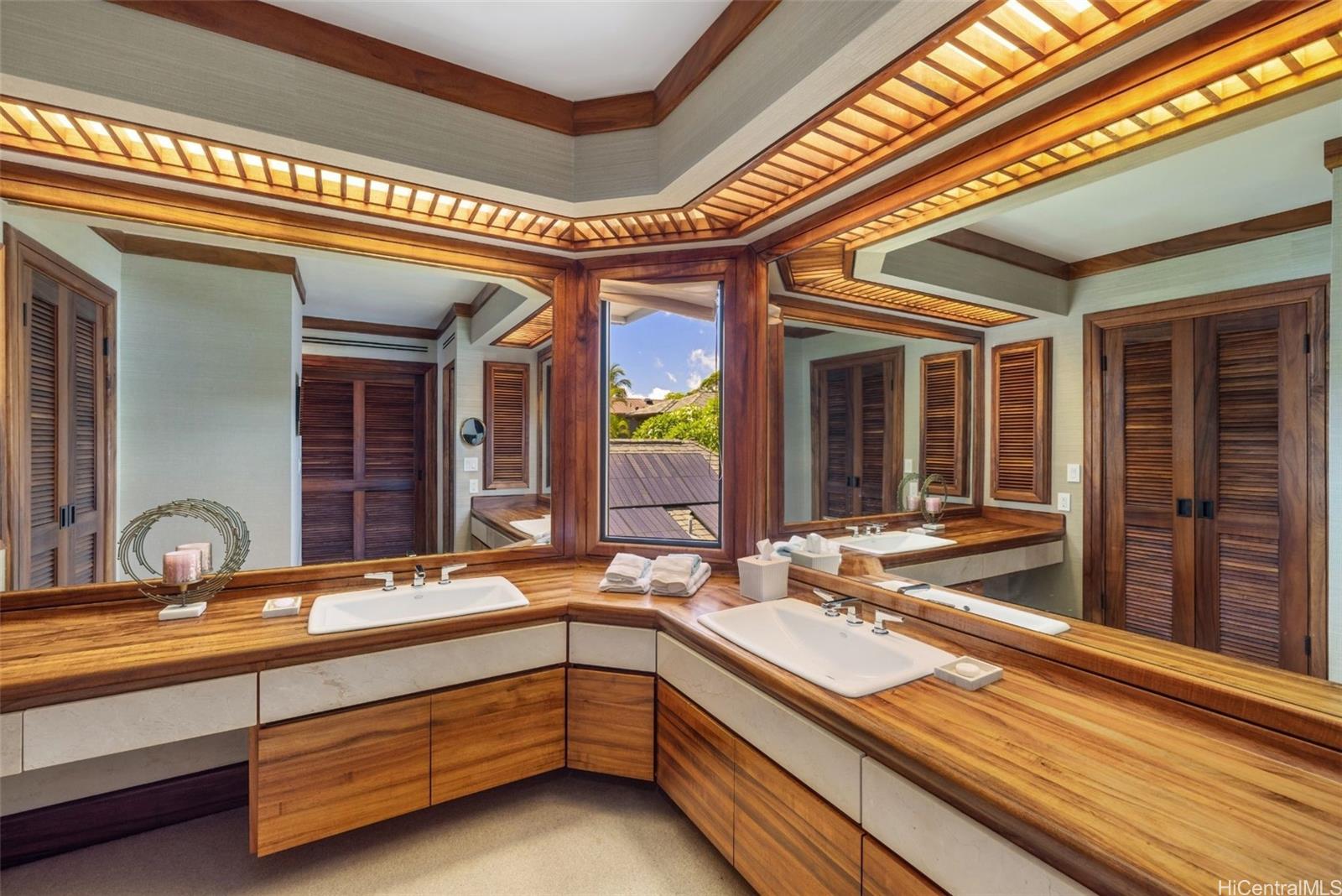 3165 Diamond Head Road  Unit 4