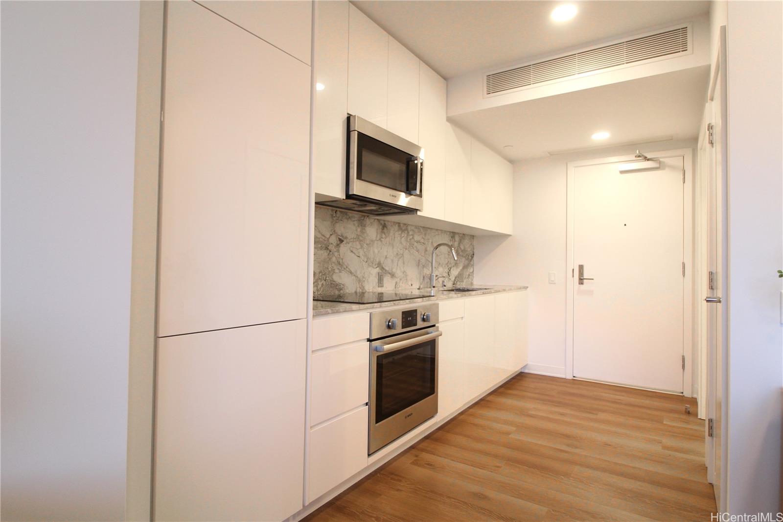 987 Queen Street  Unit 3516