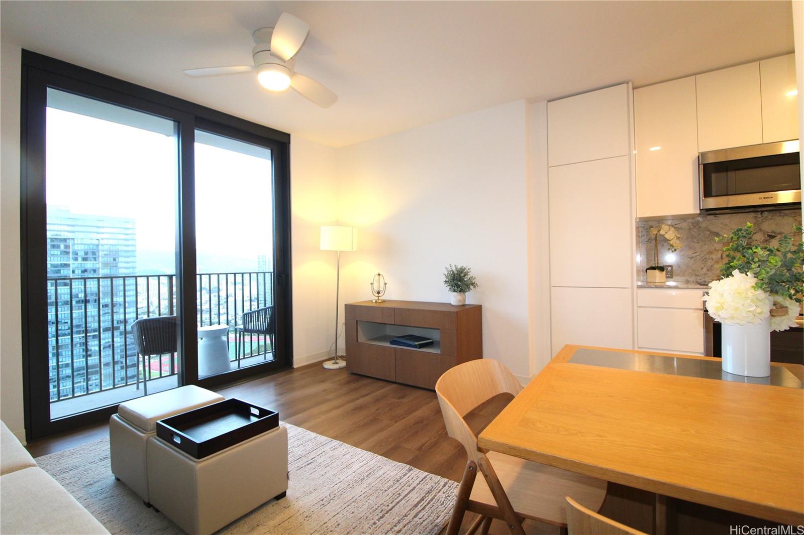 987 Queen Street  Unit 3516