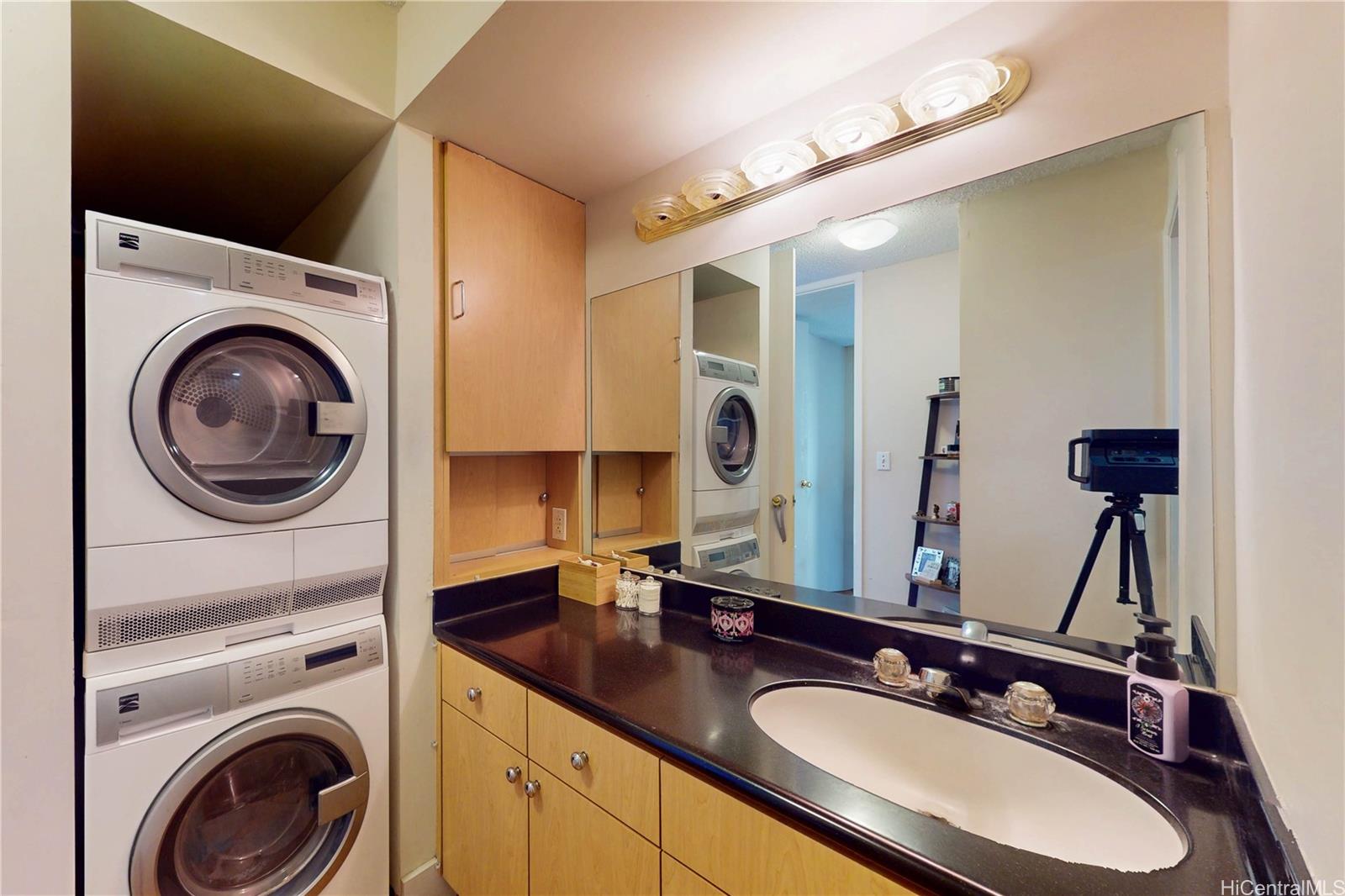 411 Hobron Lane  Unit 1512