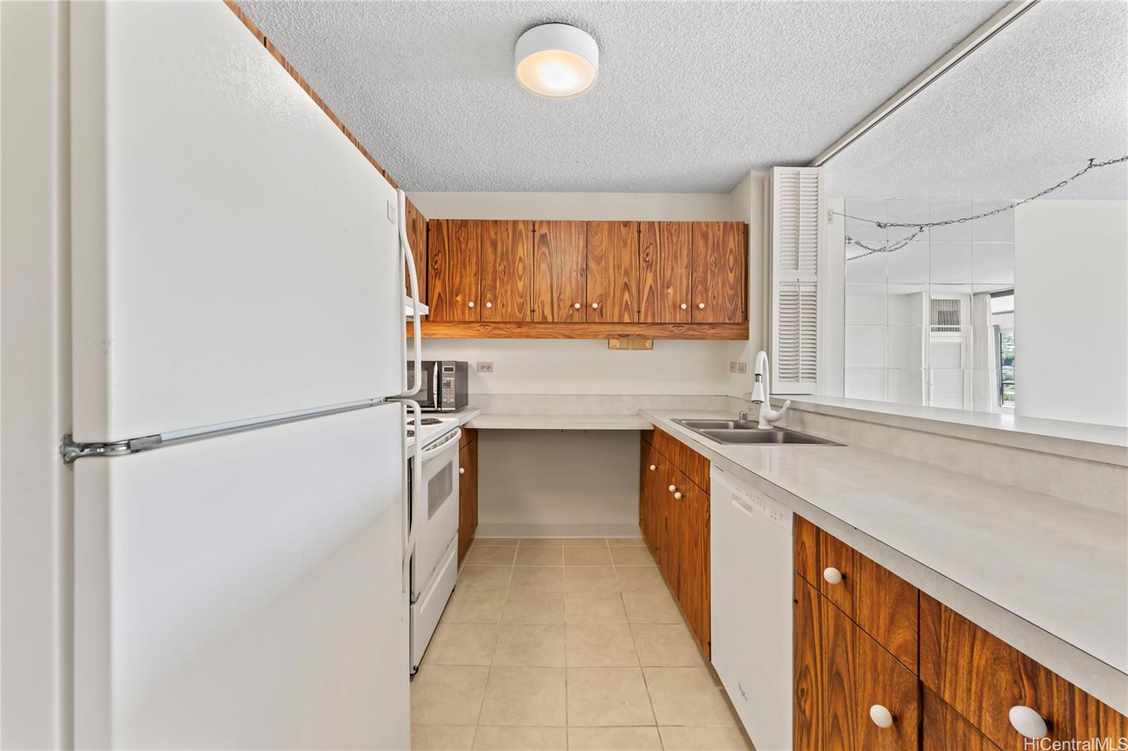 1717 Mott Smith Drive 2212