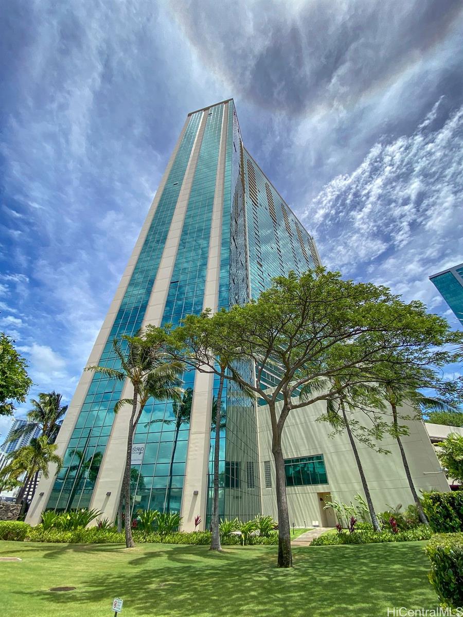 1177 Queen Street 806