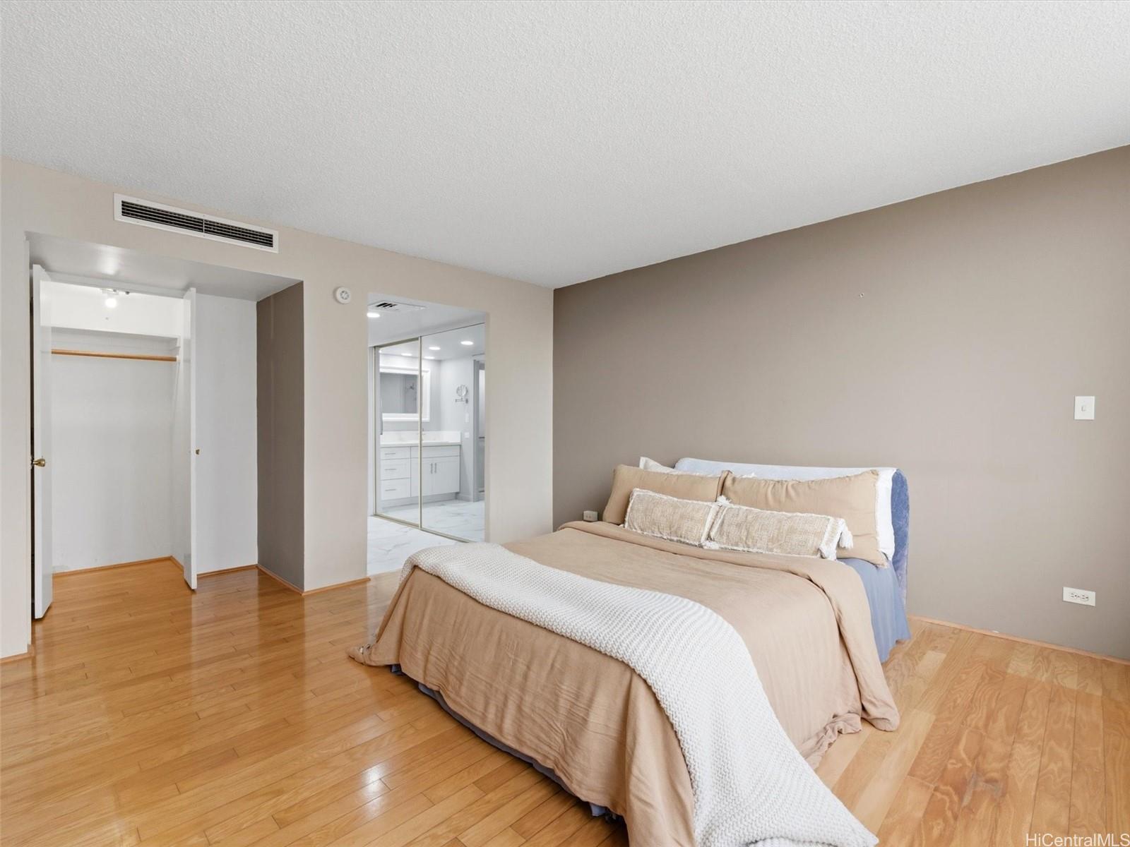 1860 Ala Moana Boulevard  Unit PH2201