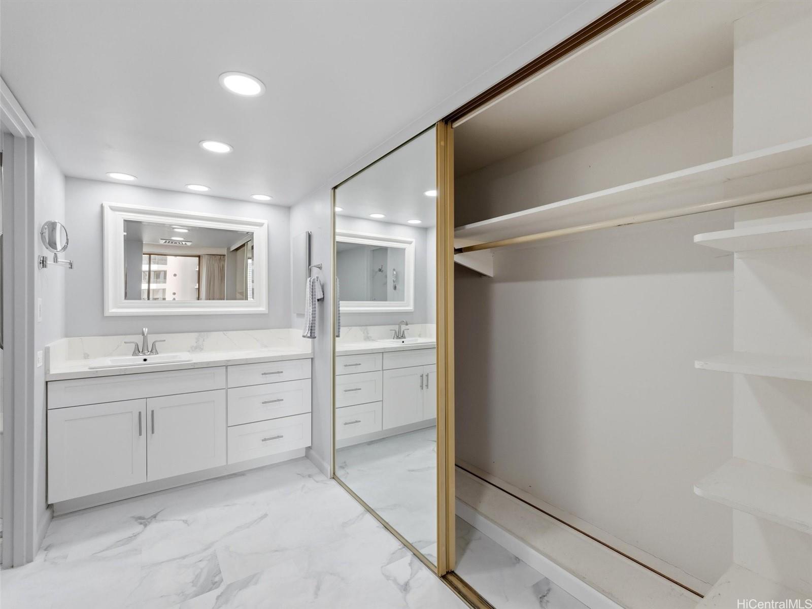 1860 Ala Moana Boulevard  Unit PH2201