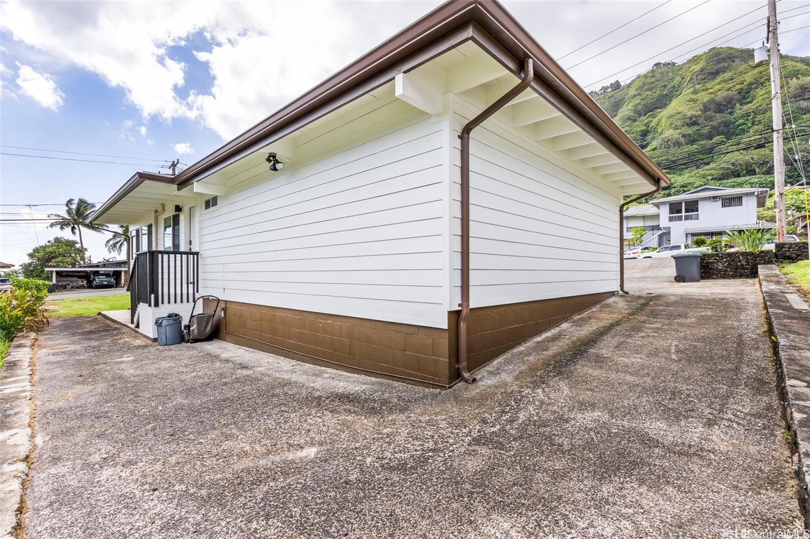 3489 Manoa Road