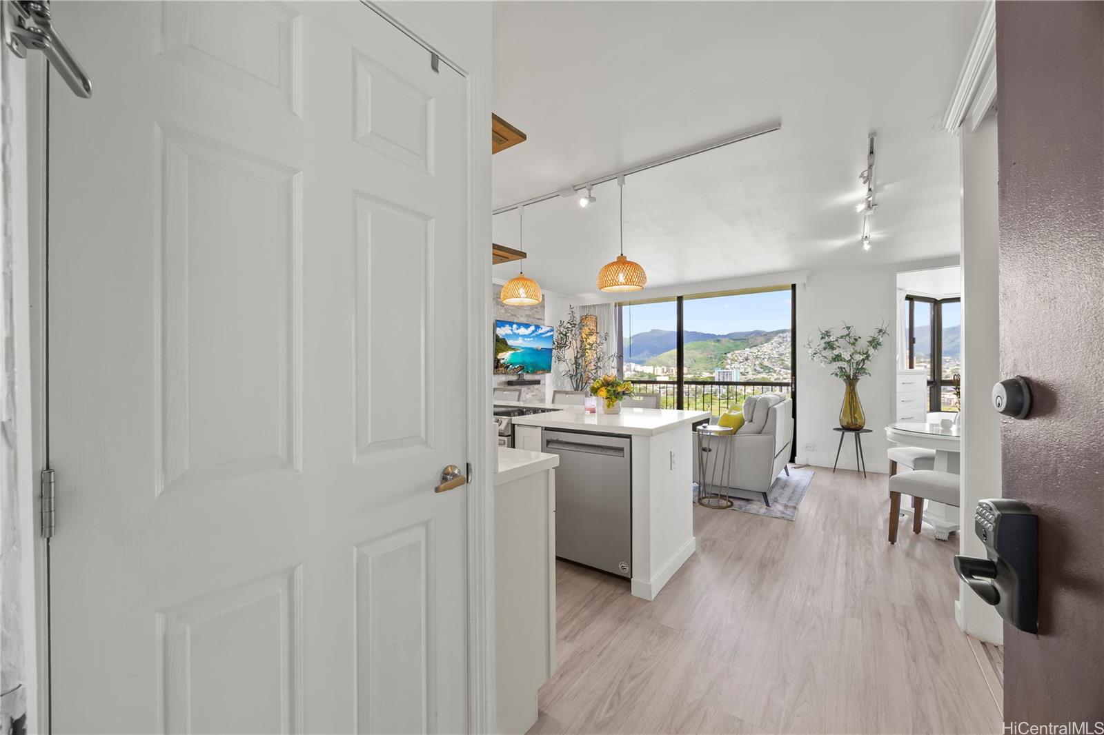 320 Liliuokalani Avenue  Unit 1905