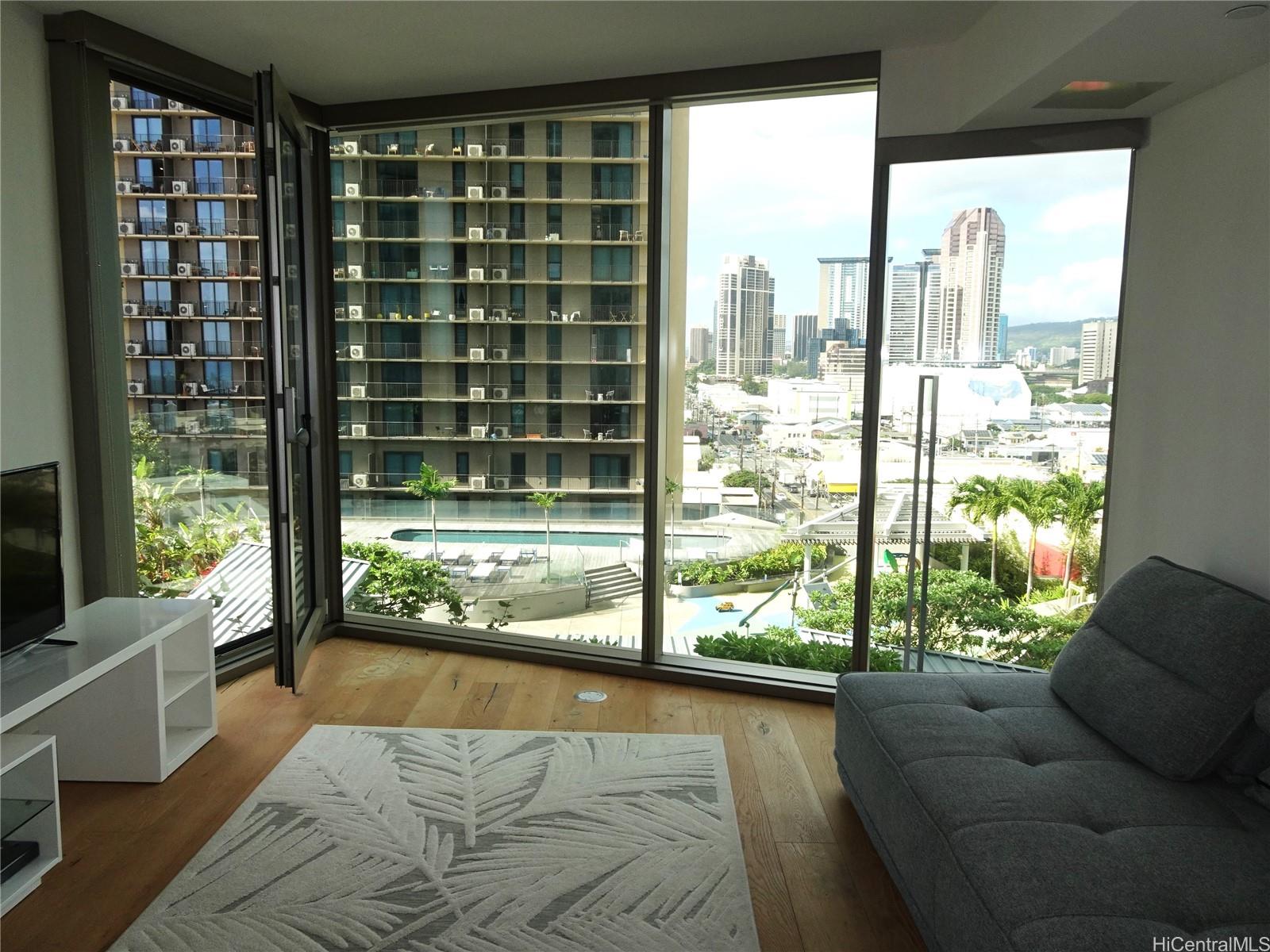 1001 Queen Street 911