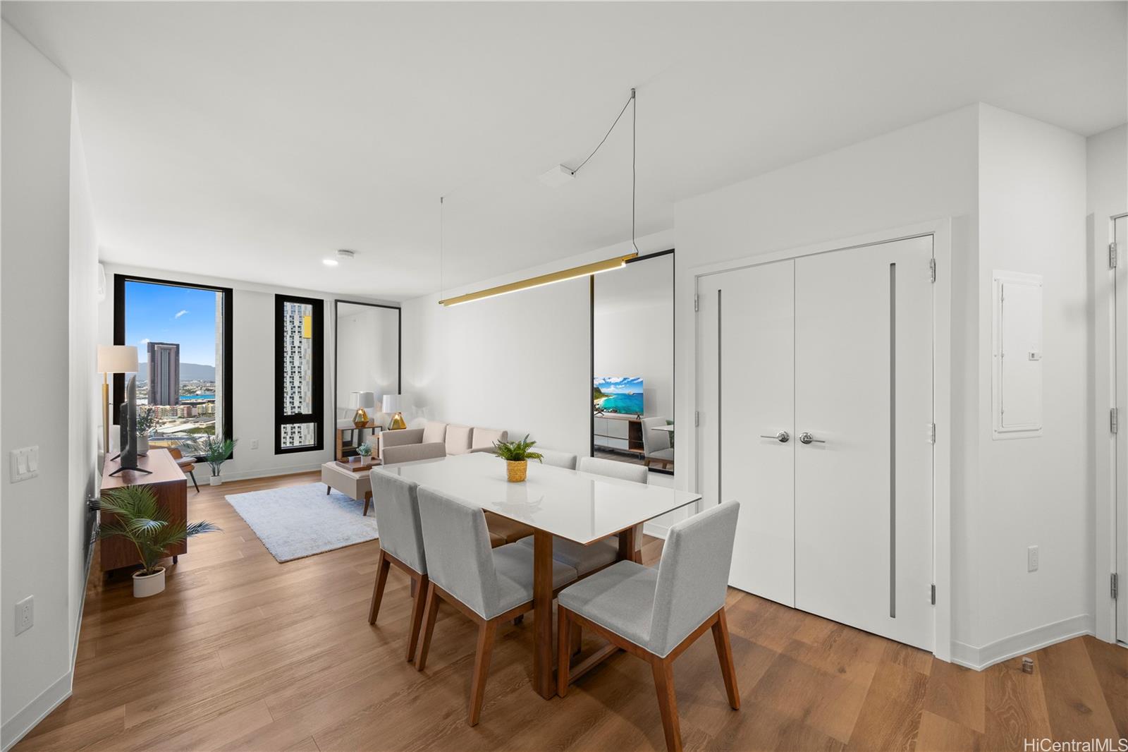 987 Queen Street 2213