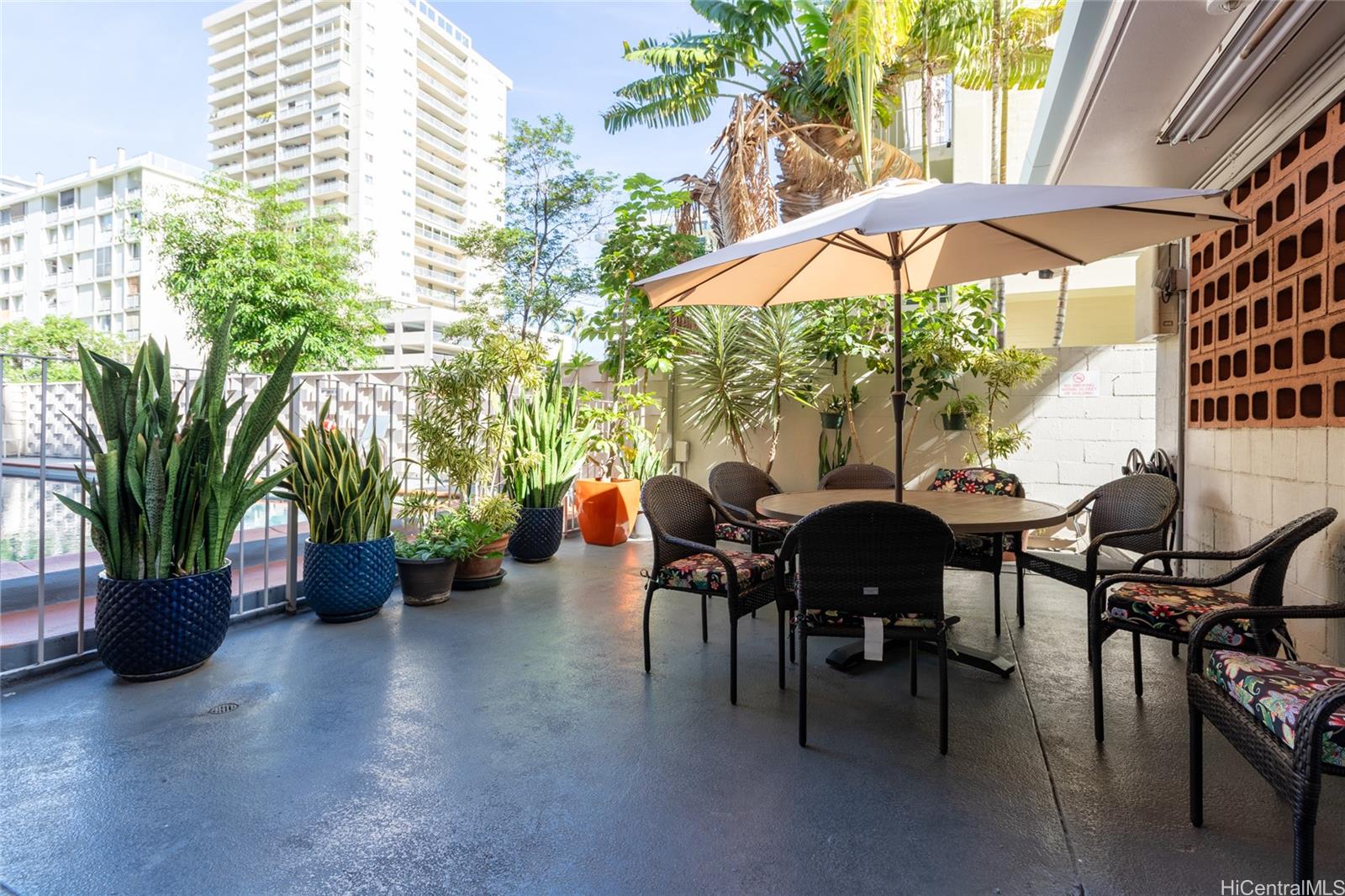 236 Liliuokalani Avenue  Unit 102