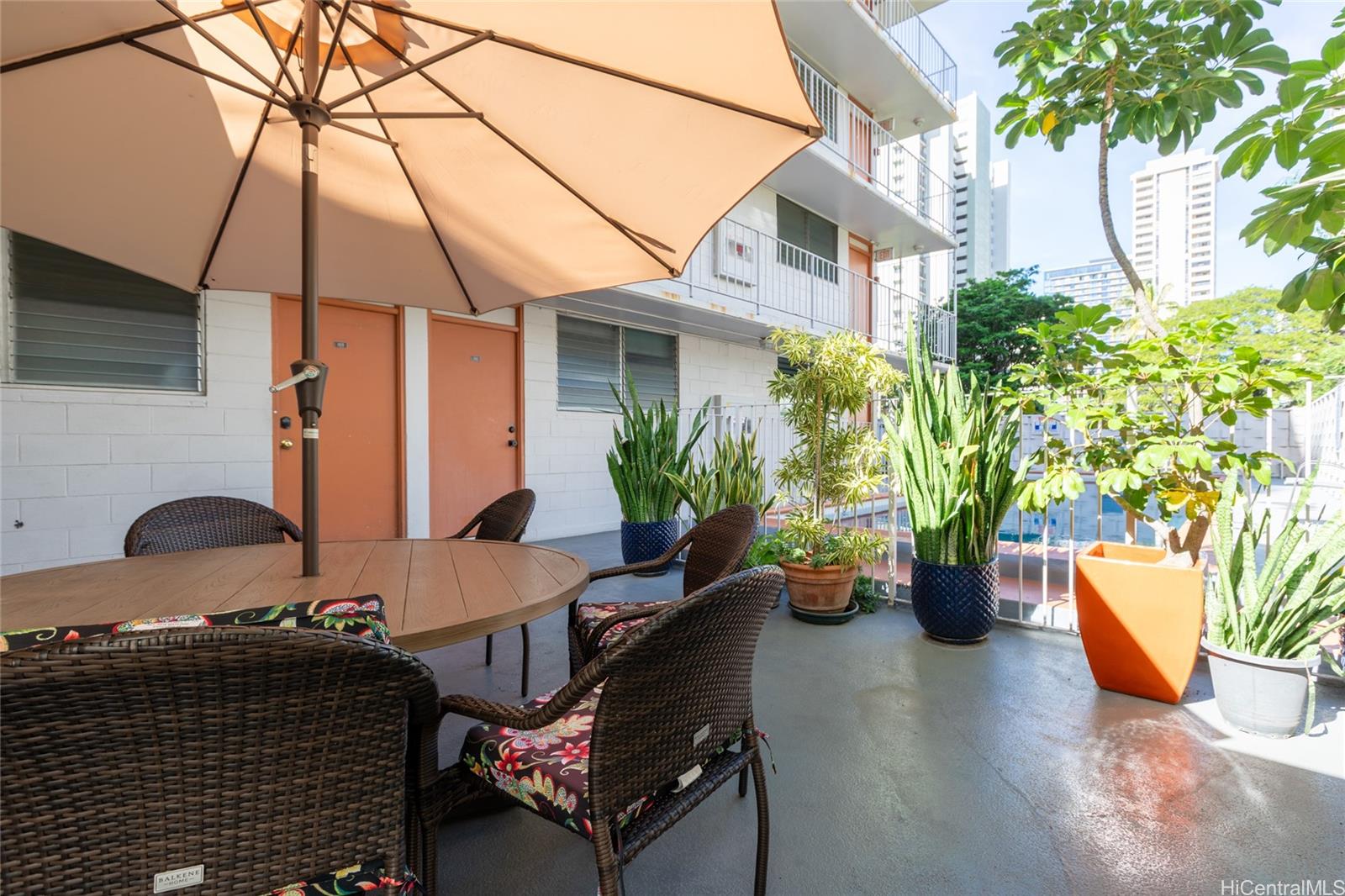 236 Liliuokalani Avenue  Unit 102