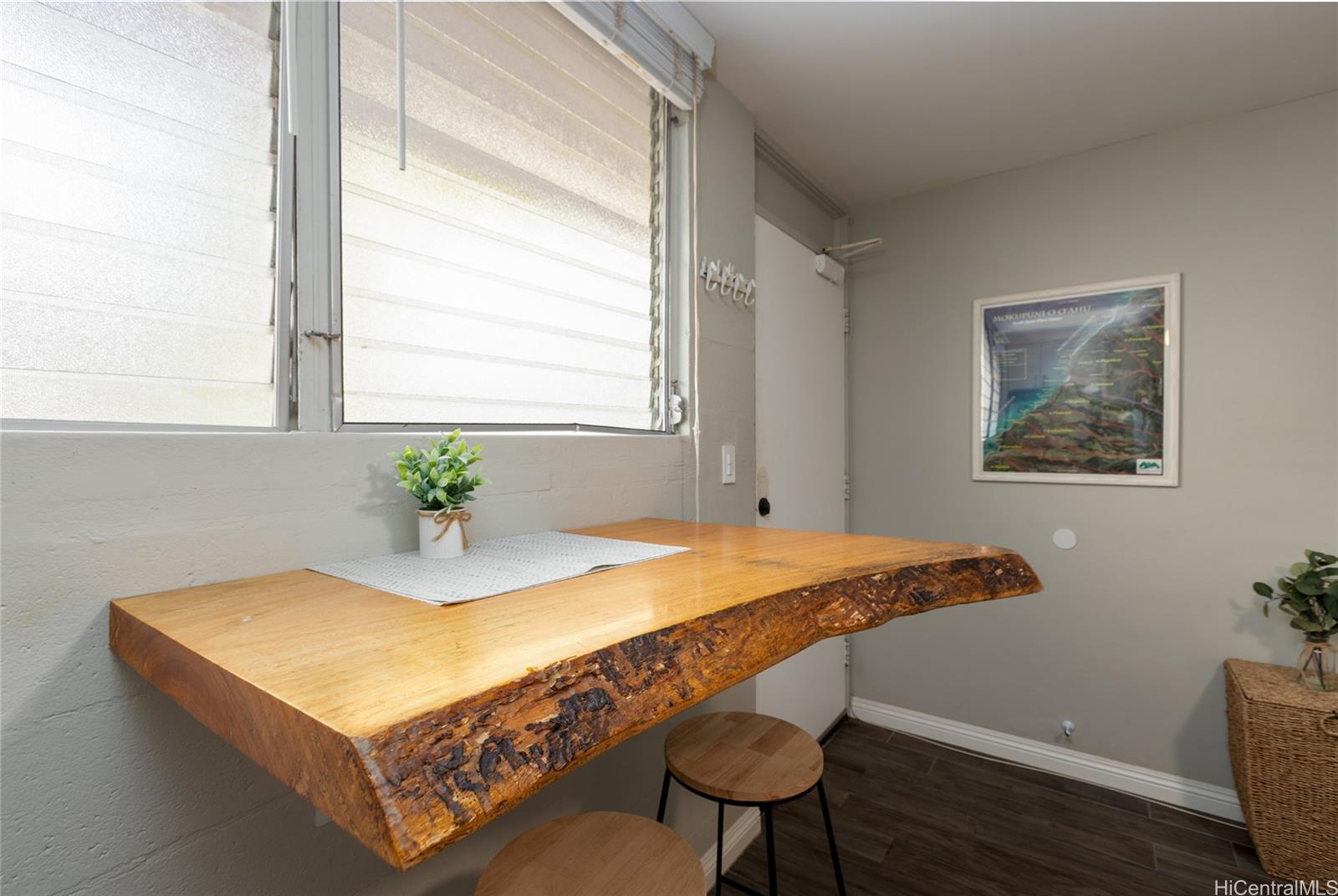 236 Liliuokalani Avenue  Unit 102