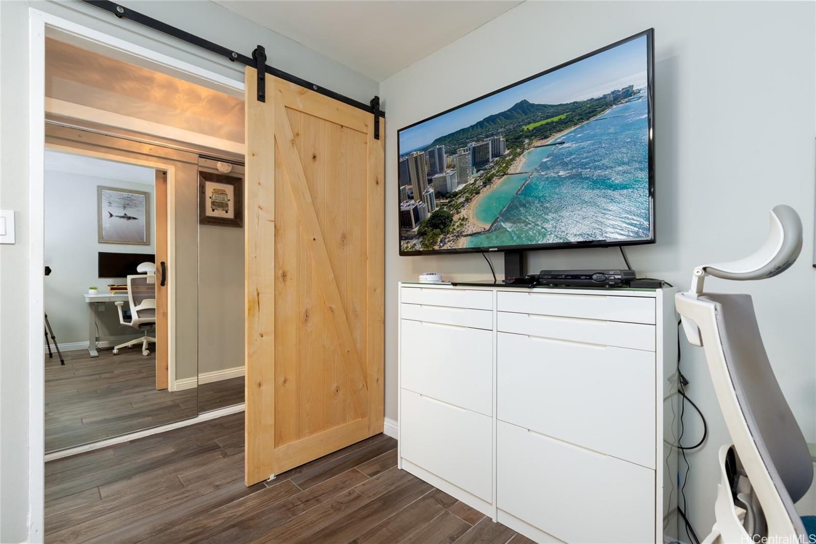 236 Liliuokalani Avenue  Unit 102