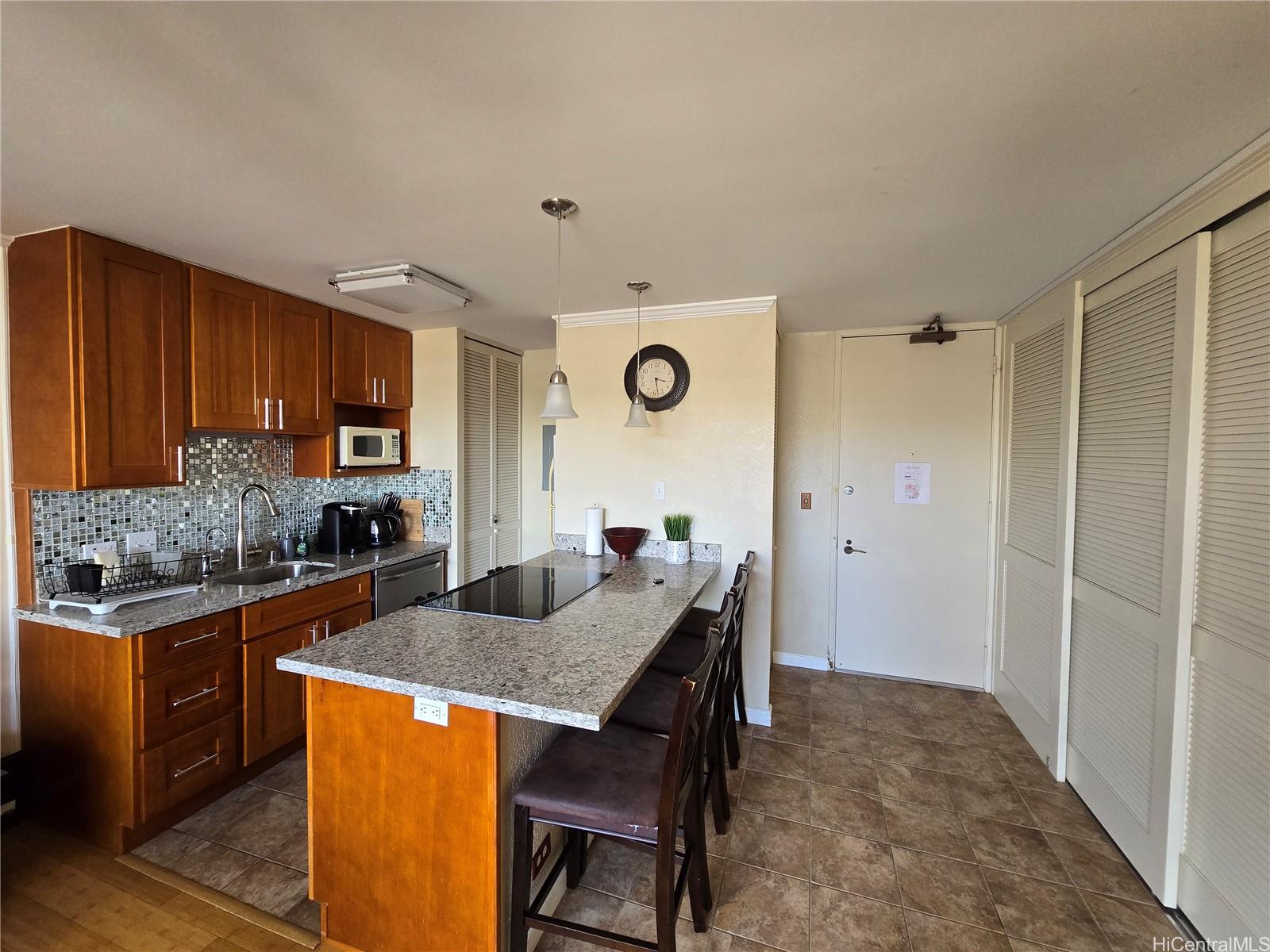 320 Liliuokalani Avenue 1801