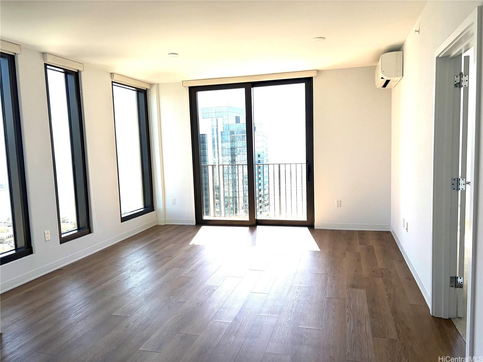 987 Queen Street  Unit 3702