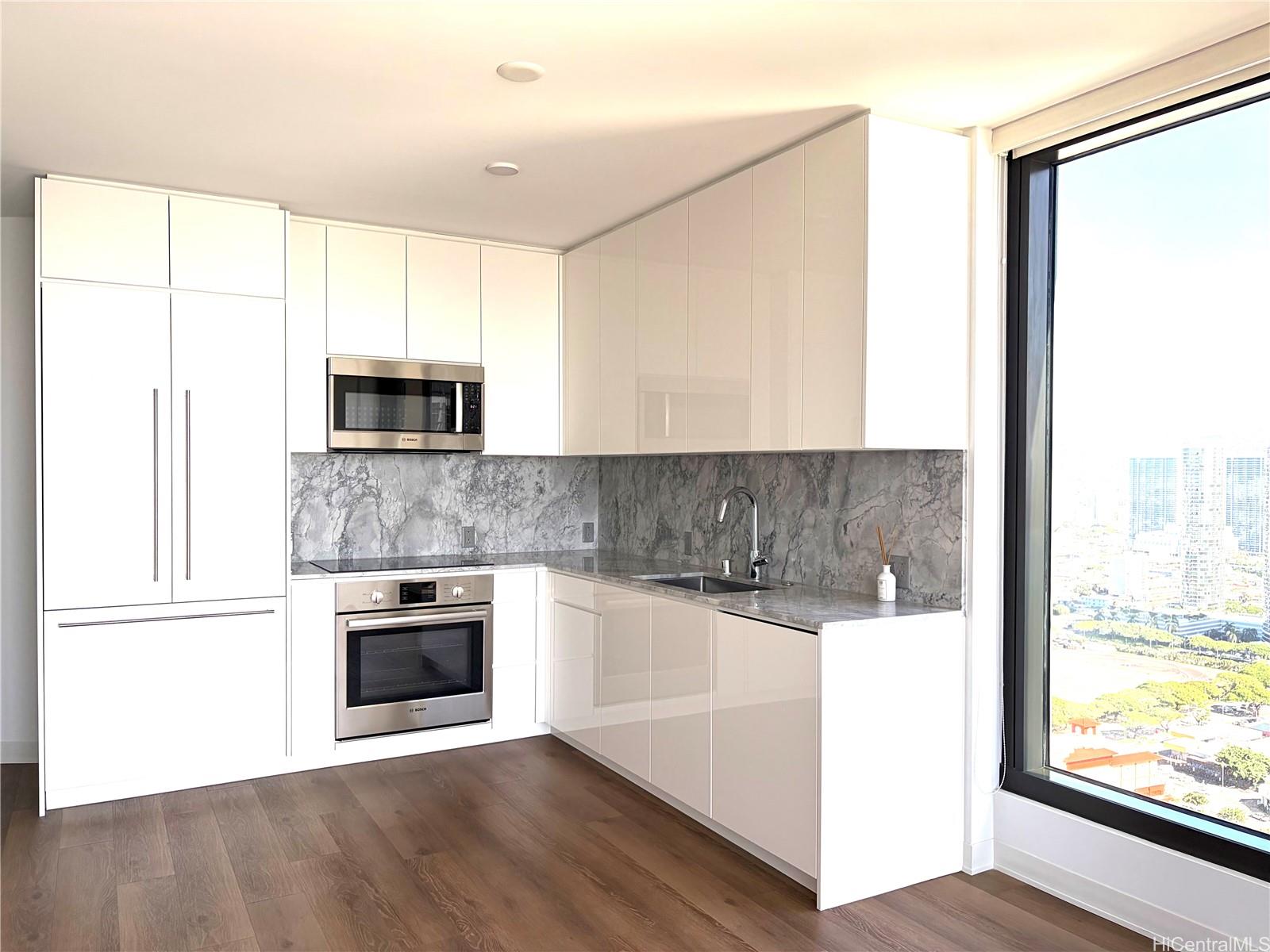987 Queen Street  Unit 3702