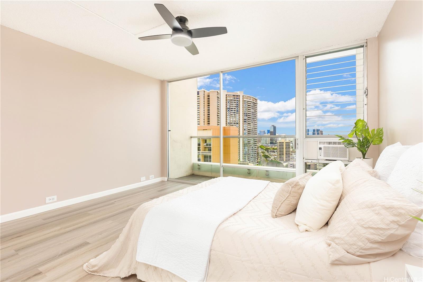 555 University Avenue  Unit 1904