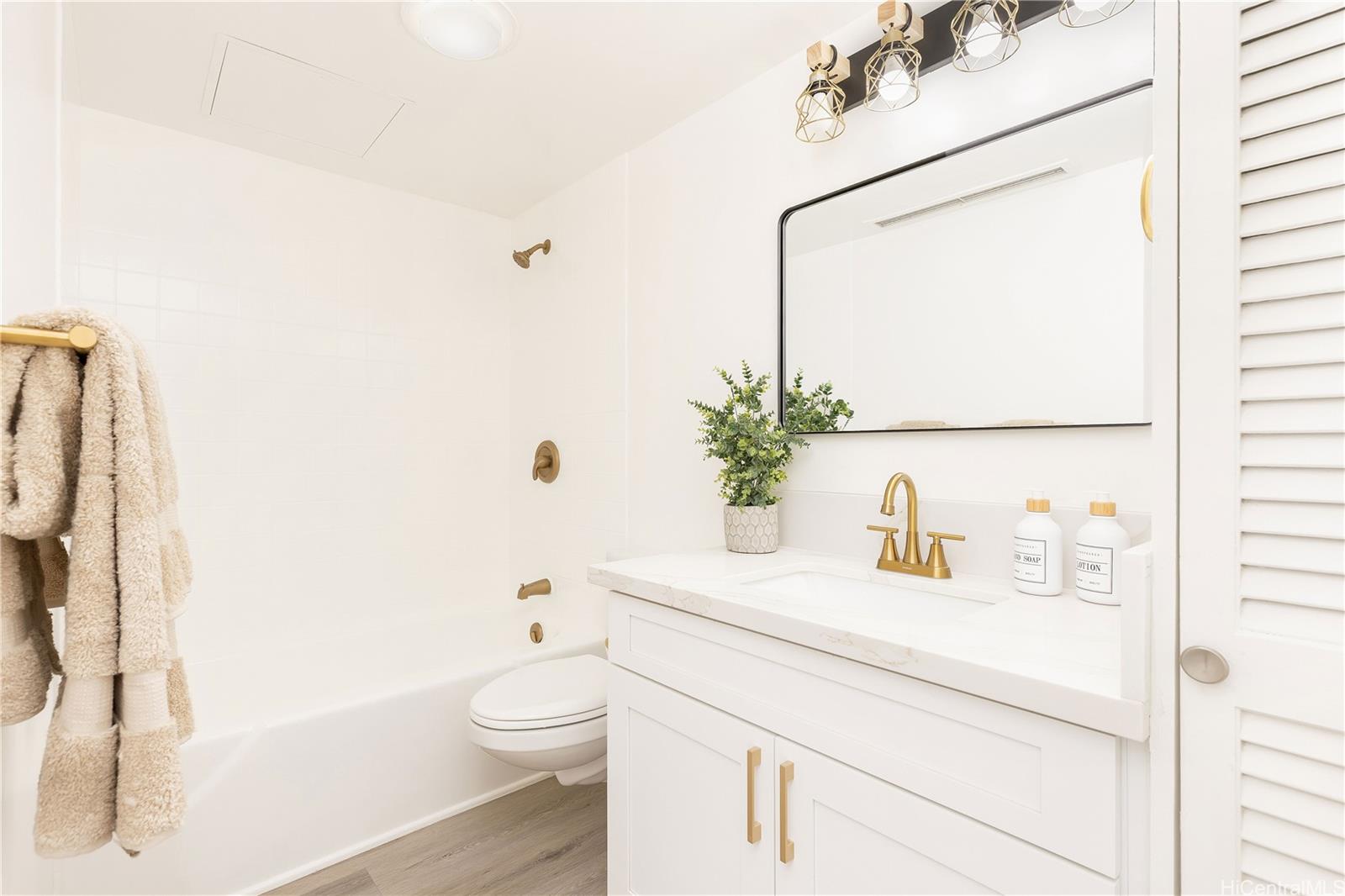 555 University Avenue  Unit 1904