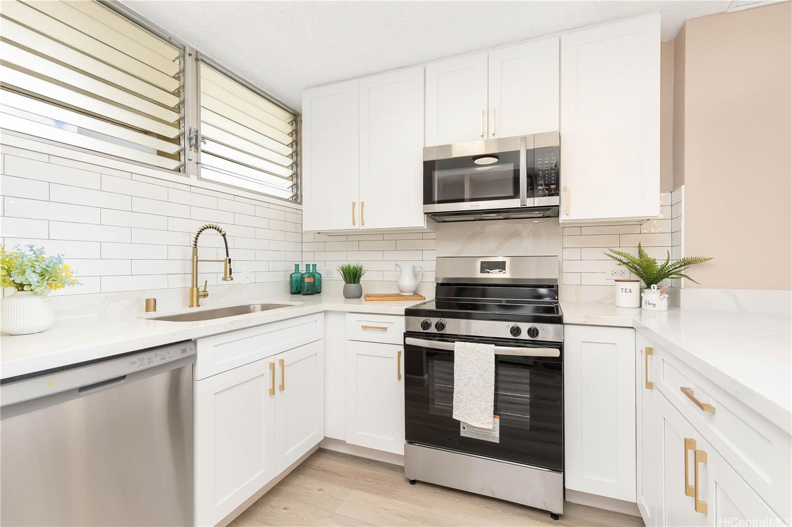 555 University Avenue  Unit 1904