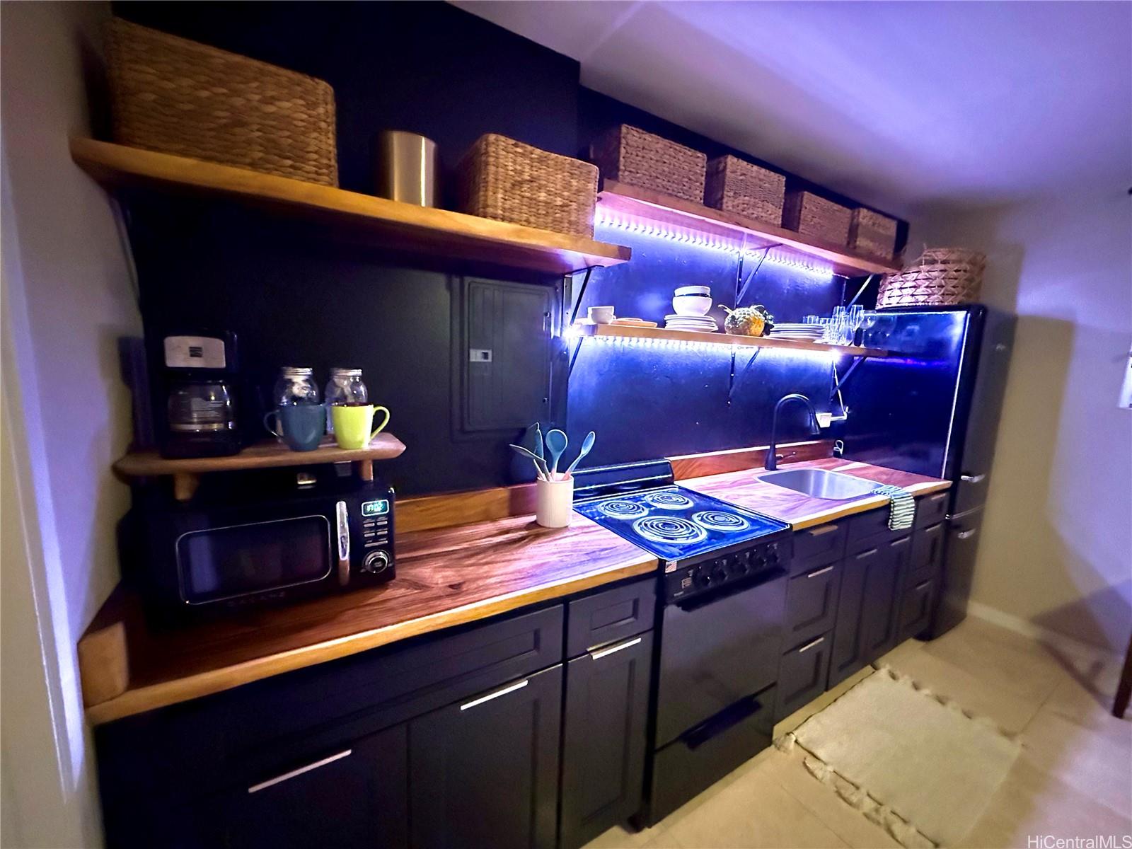 236 Liliuokalani Avenue  Unit 204
