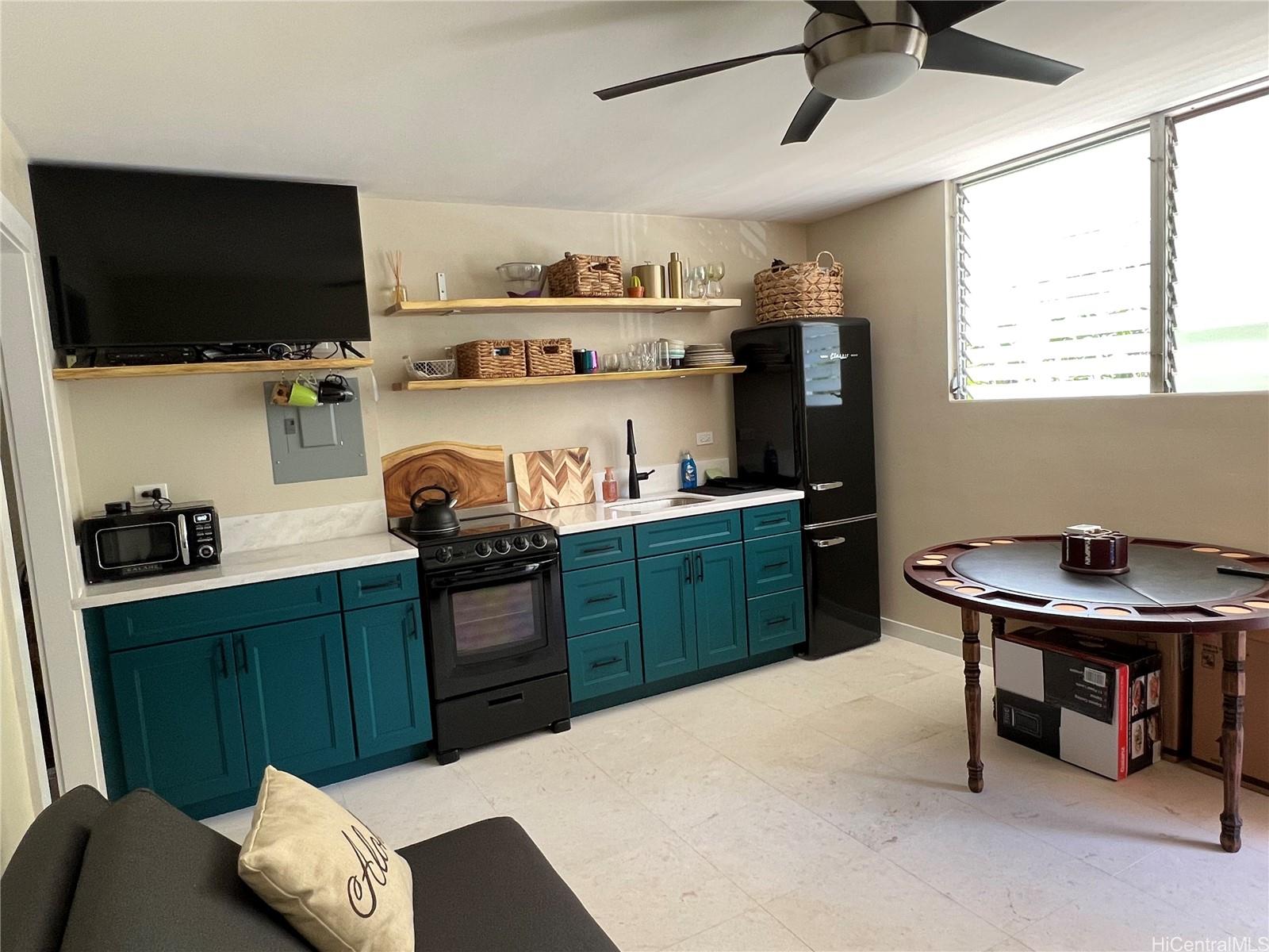 236 Liliuokalani Avenue 304