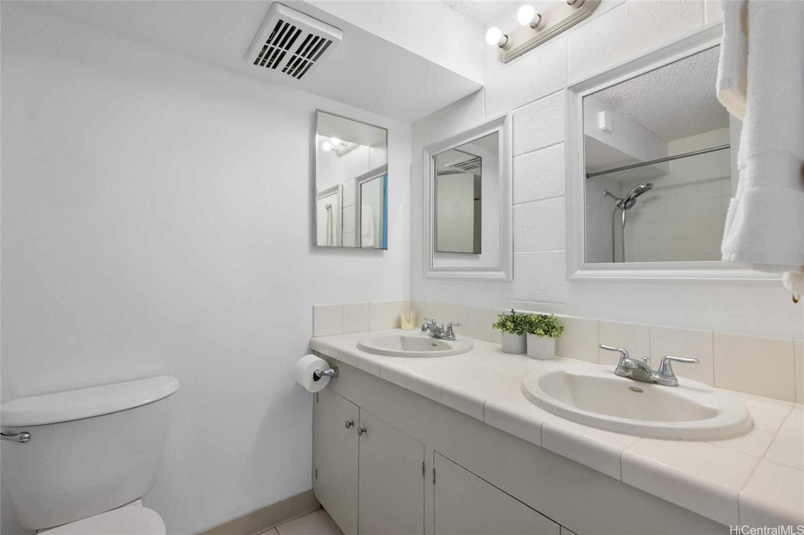 2501 Coyne Street  Unit 205