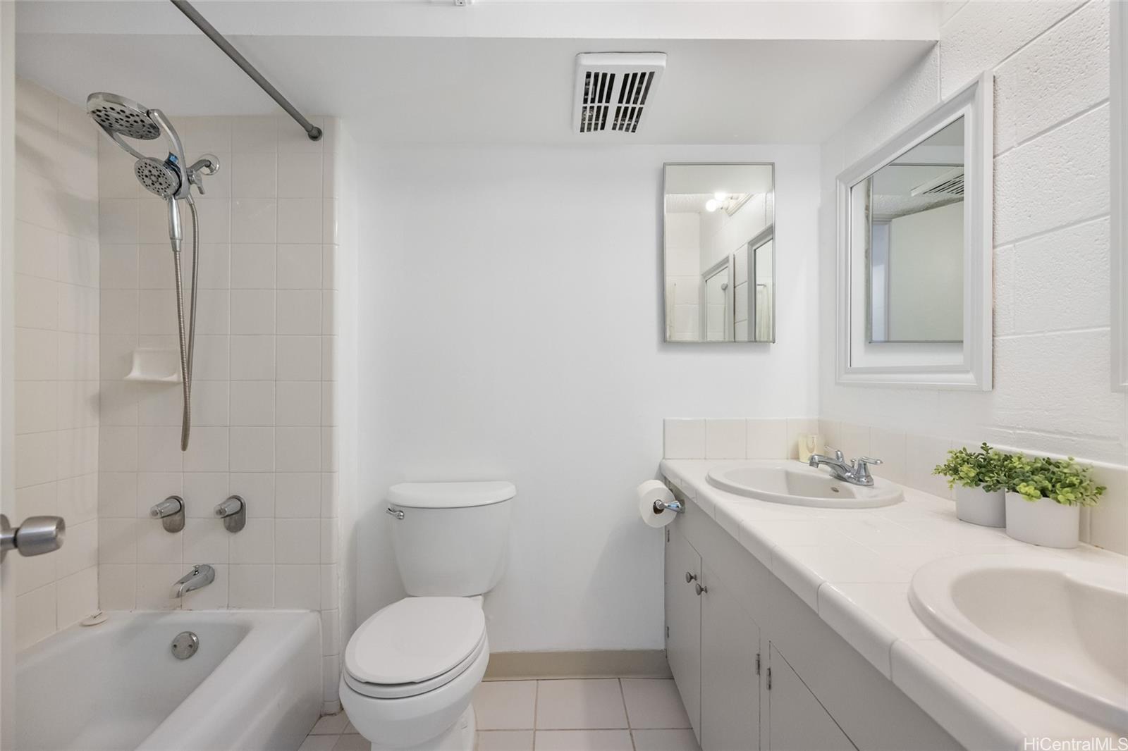 2501 Coyne Street  Unit 205