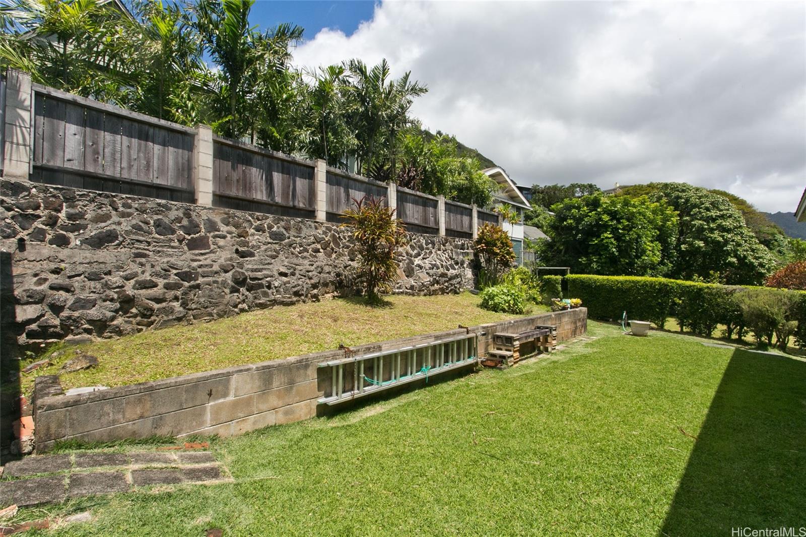2742 Manoa Road