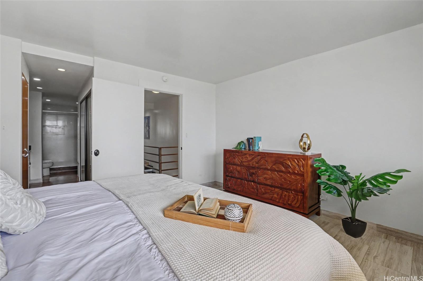 500 University Avenue  Unit 904