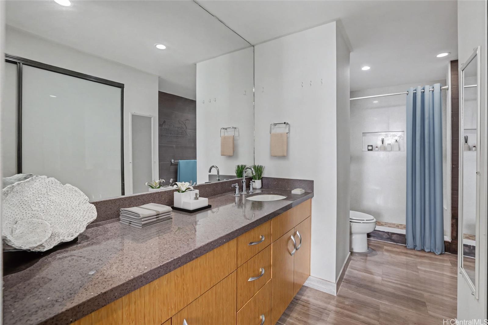500 University Avenue  Unit 904