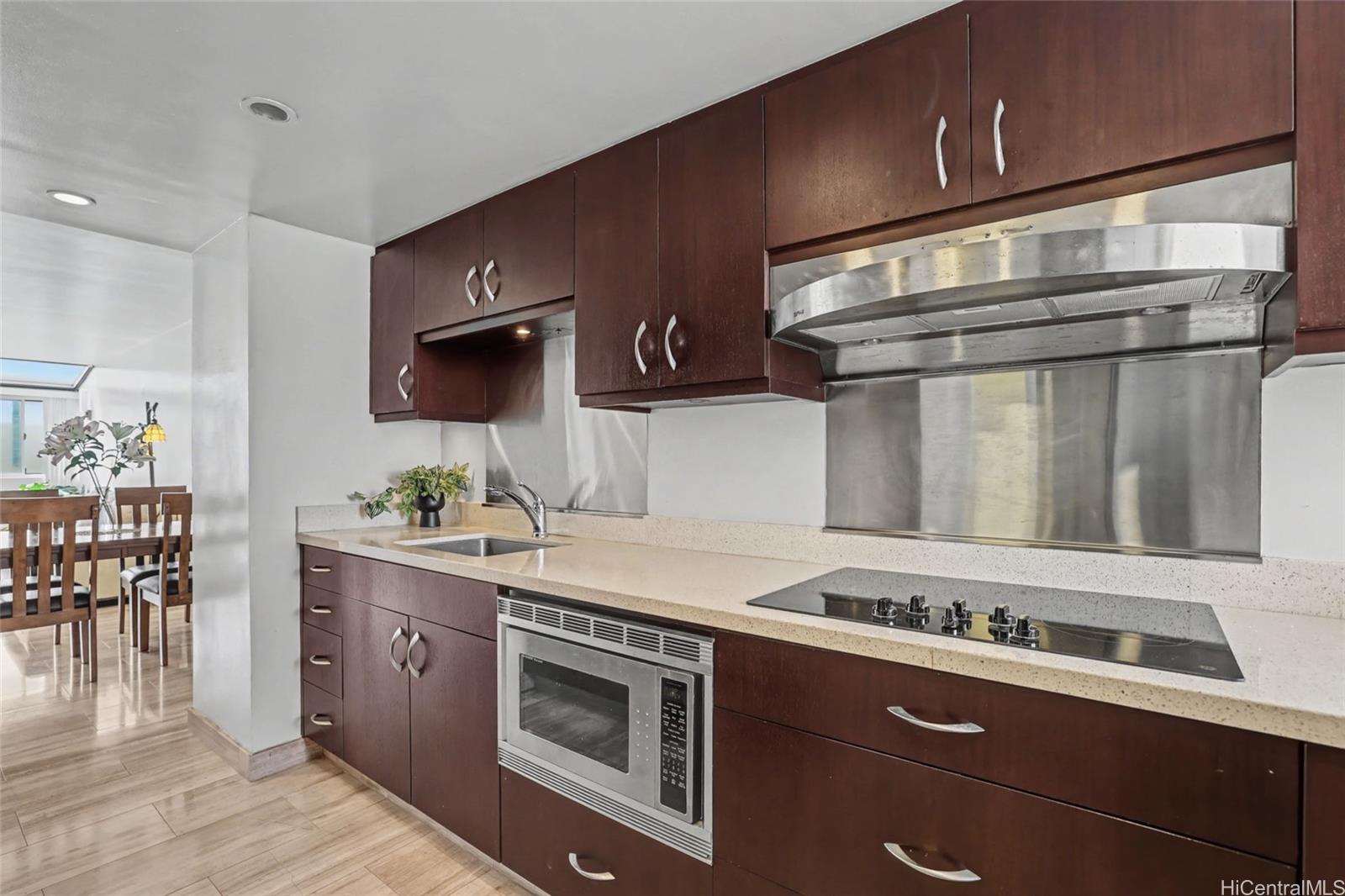 500 University Avenue  Unit 904