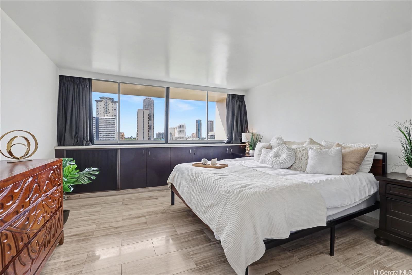 500 University Avenue  Unit 904