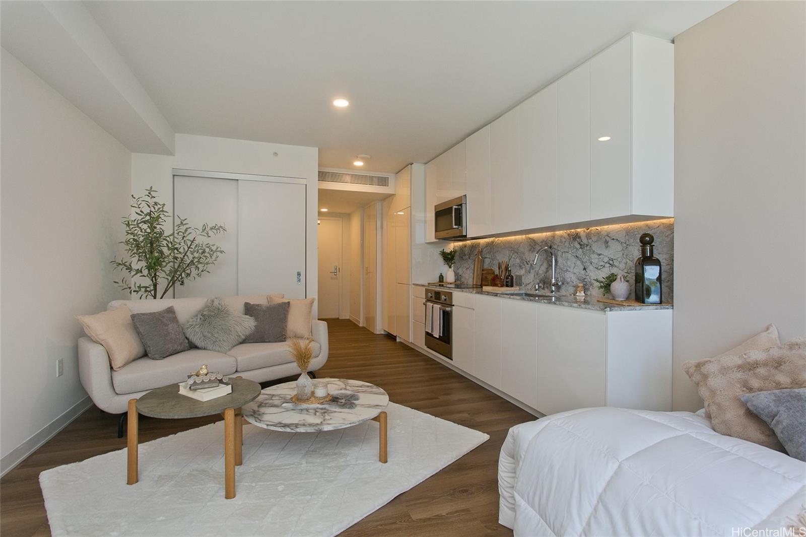 987 Queen Street 3506