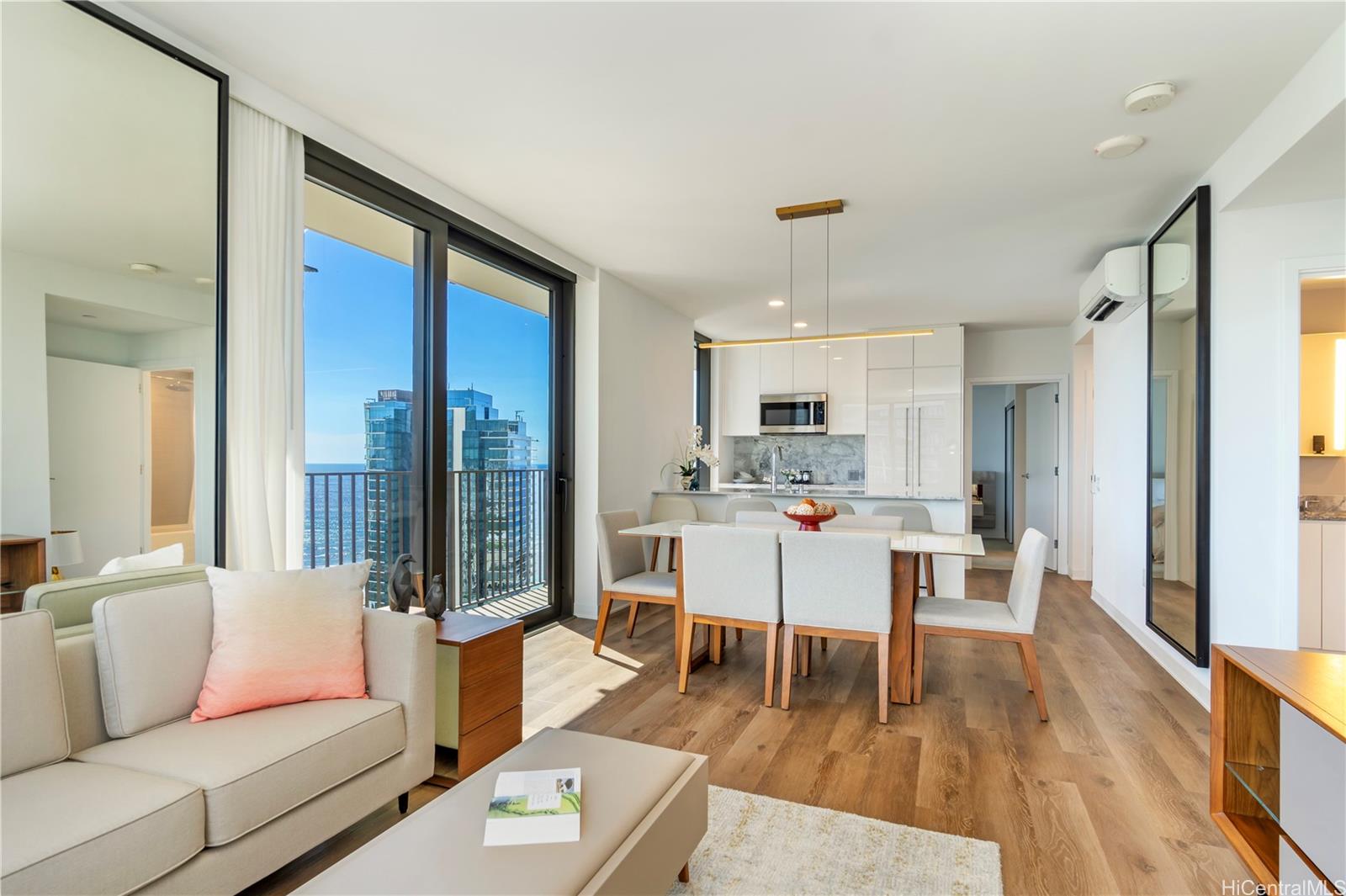 987 Queen Street 3714